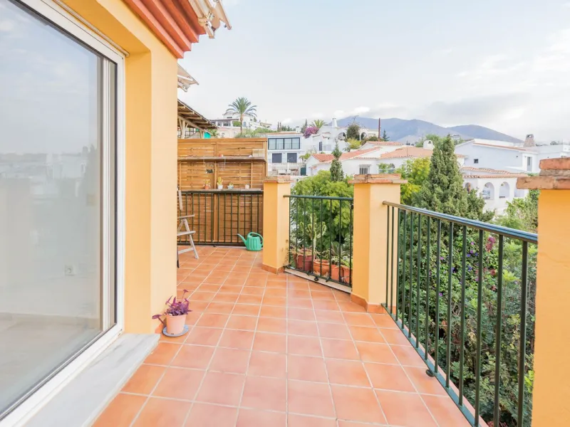 Attractive and charming townhouse located in the peaceful area of ​​Torreblanca del Sol, Fuengirola. Priced at an appealing €469,000, this property offers breathtaking sunrises with stunning sea views. The spacious home boasts 160 m² of living space, clev