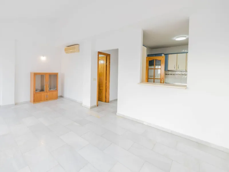 House - Detached Villa в продаже в Fuengirola, Málaga. В доме 3 спален и 3 ванных комнат. Площадь дома 99 м²