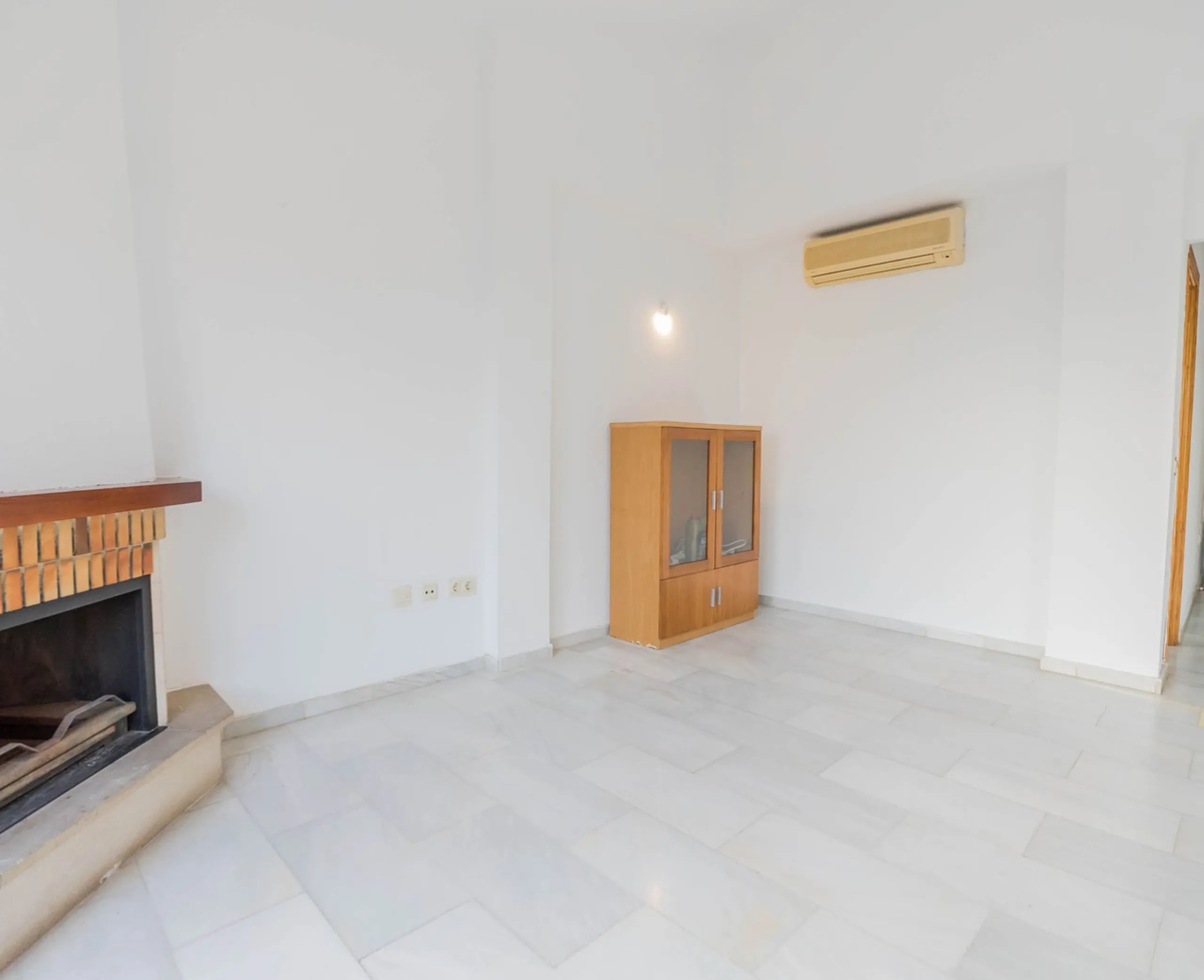 House - Detached Villa в продаже в Fuengirola, Málaga. В доме 3 спален и 3 ванных комнат. Площадь дома 99 м²
