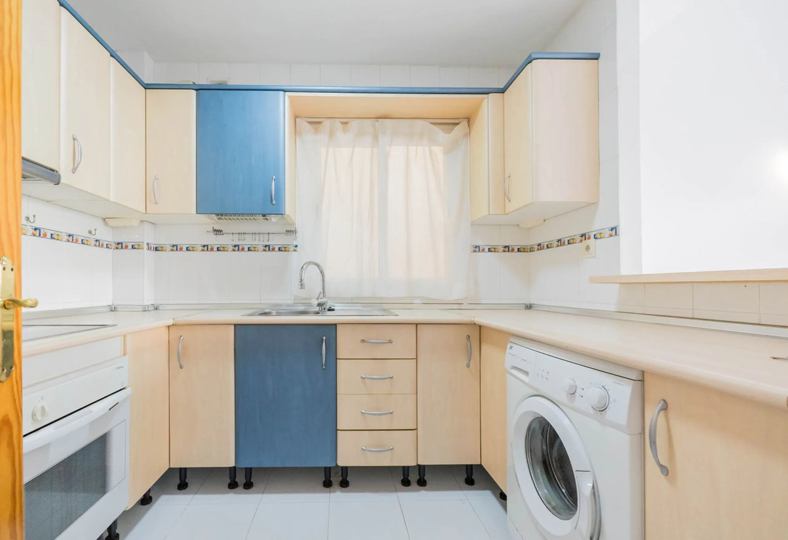 House - Detached Villa в продаже в Fuengirola, Málaga. В доме 3 спален и 3 ванных комнат. Площадь дома 99 м²