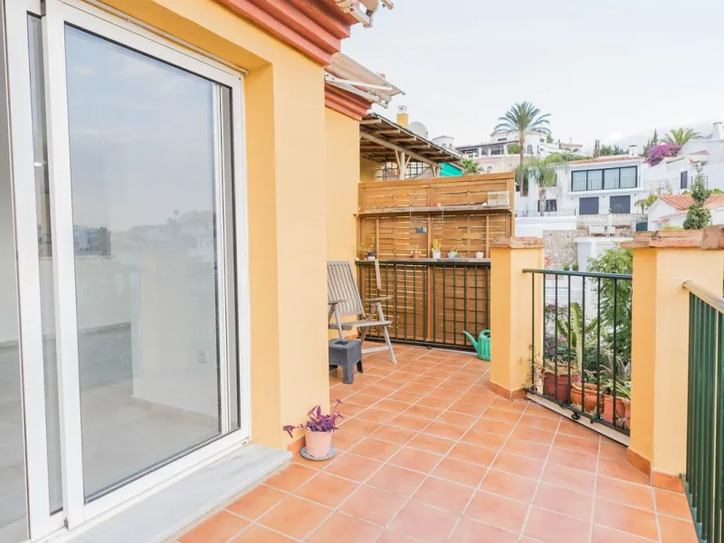 House - Detached Villa в продаже в Fuengirola, Málaga. В доме 3 спален и 3 ванных комнат. Площадь дома 99 м²