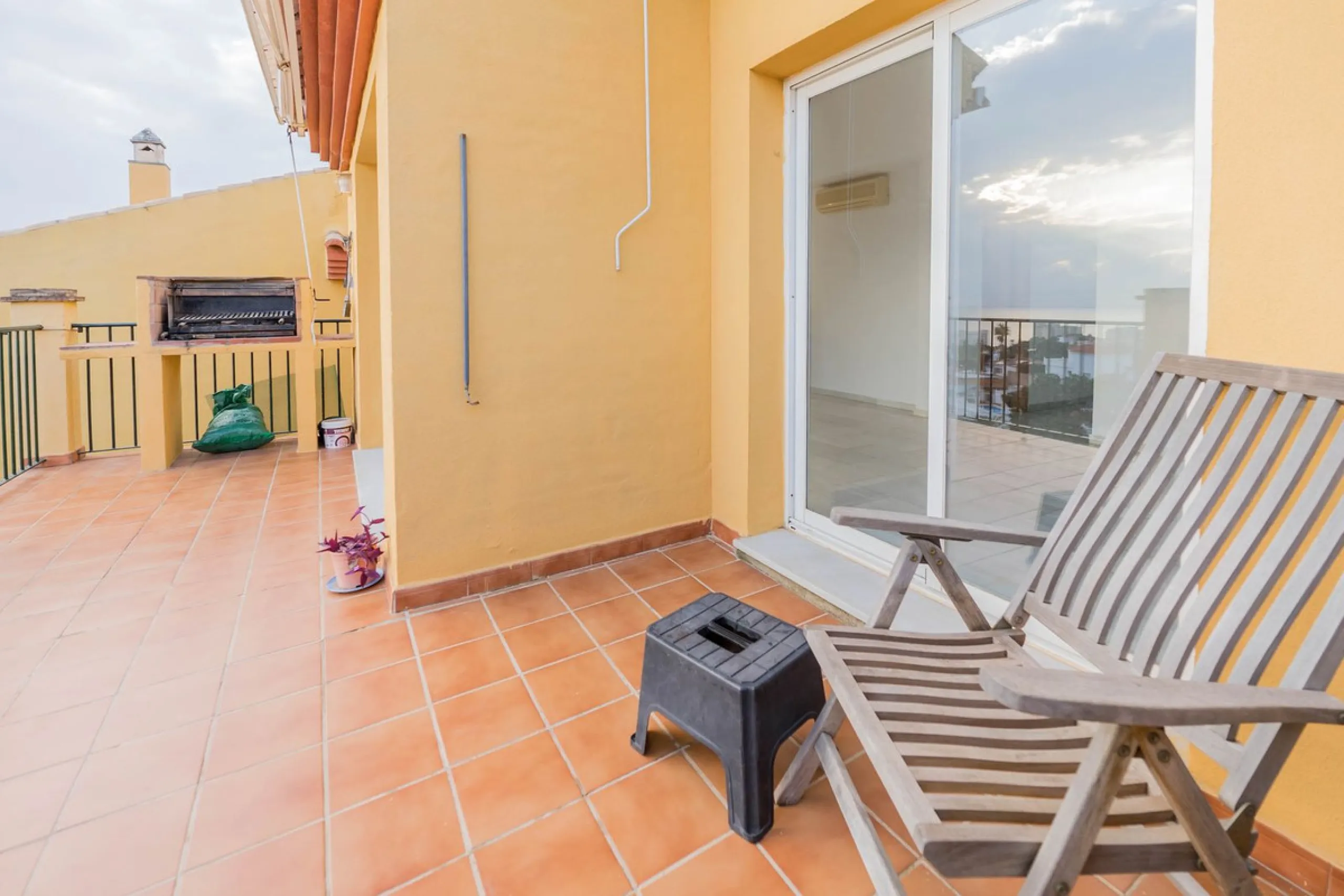 House - Detached Villa в продаже в Fuengirola, Málaga. В доме 3 спален и 3 ванных комнат. Площадь дома 99 м²