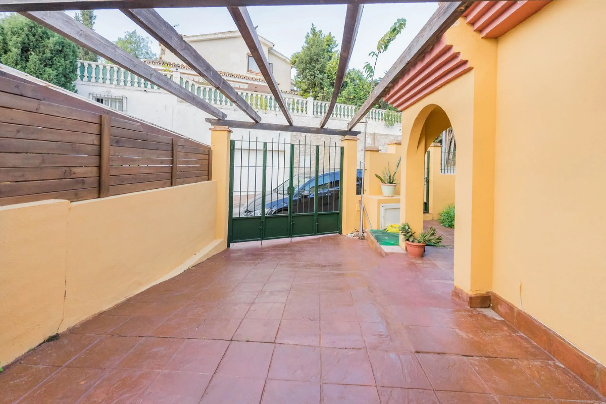 House - Detached Villa в продаже в Fuengirola, Málaga. В доме 3 спален и 3 ванных комнат. Площадь дома 99 м²