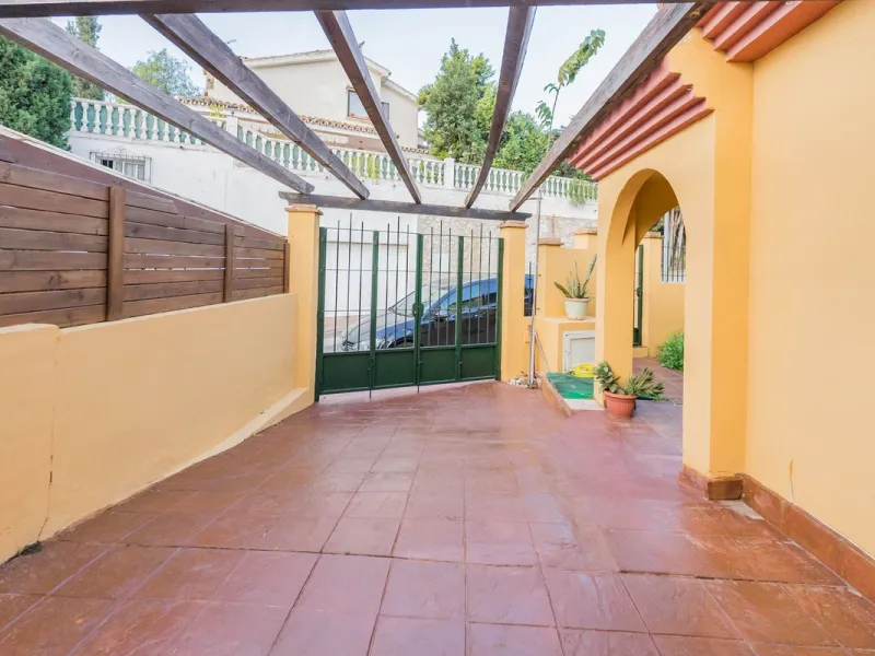 House - Detached Villa в продаже в Fuengirola, Málaga. В доме 3 спален и 3 ванных комнат. Площадь дома 99 м²