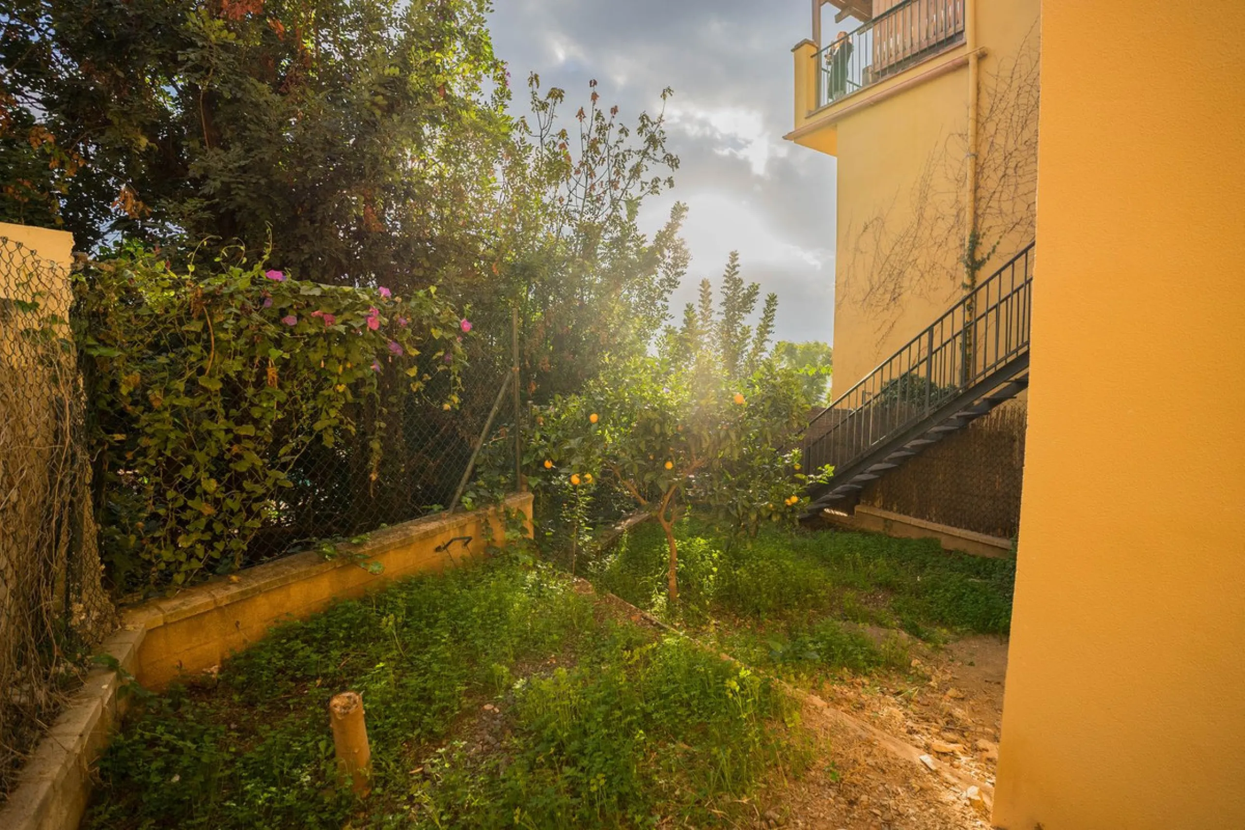House - Detached Villa в продаже в Fuengirola, Málaga. В доме 3 спален и 3 ванных комнат. Площадь дома 99 м²