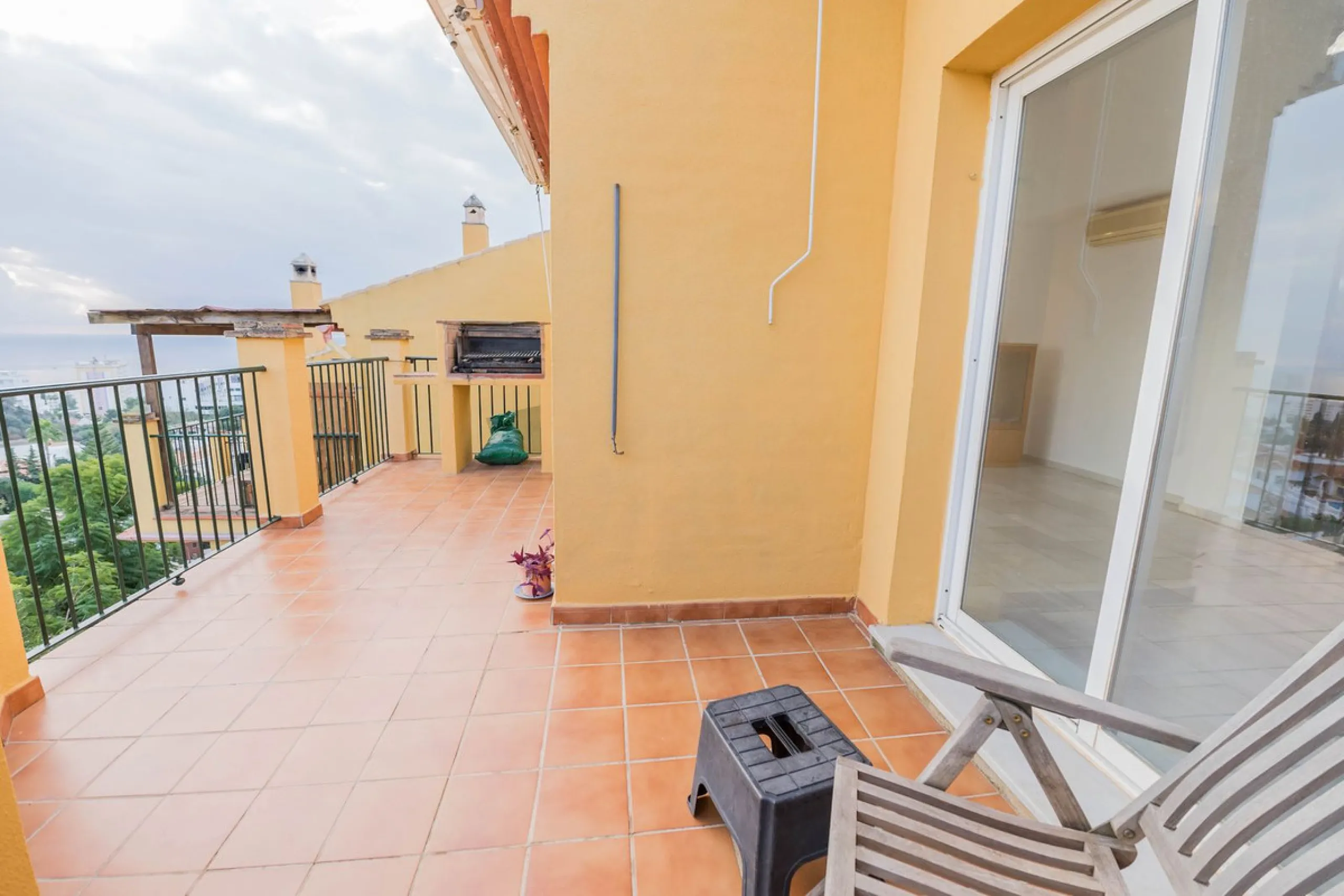 House - Detached Villa в продаже в Fuengirola, Málaga. В доме 3 спален и 3 ванных комнат. Площадь дома 99 м²