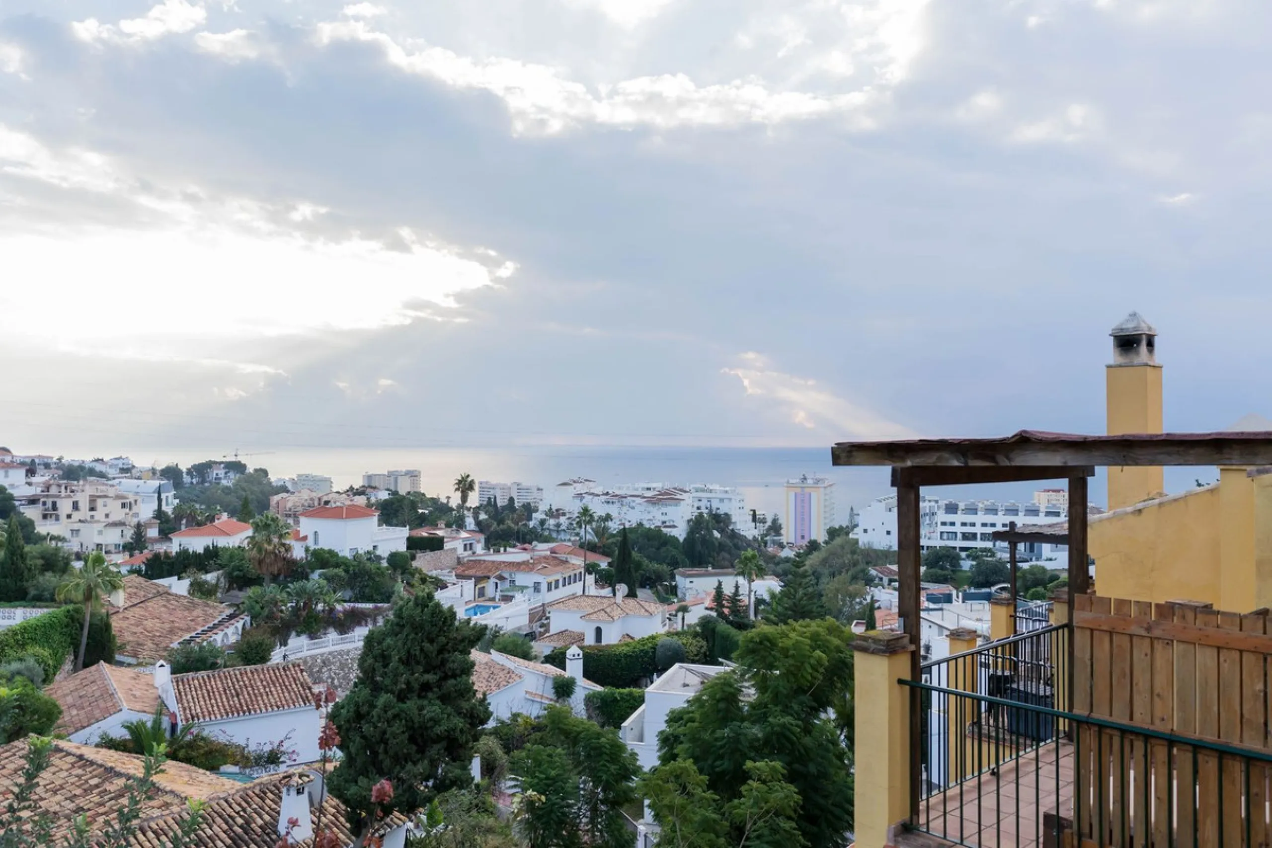 House - Detached Villa в продаже в Fuengirola, Málaga. В доме 3 спален и 3 ванных комнат. Площадь дома 99 м²