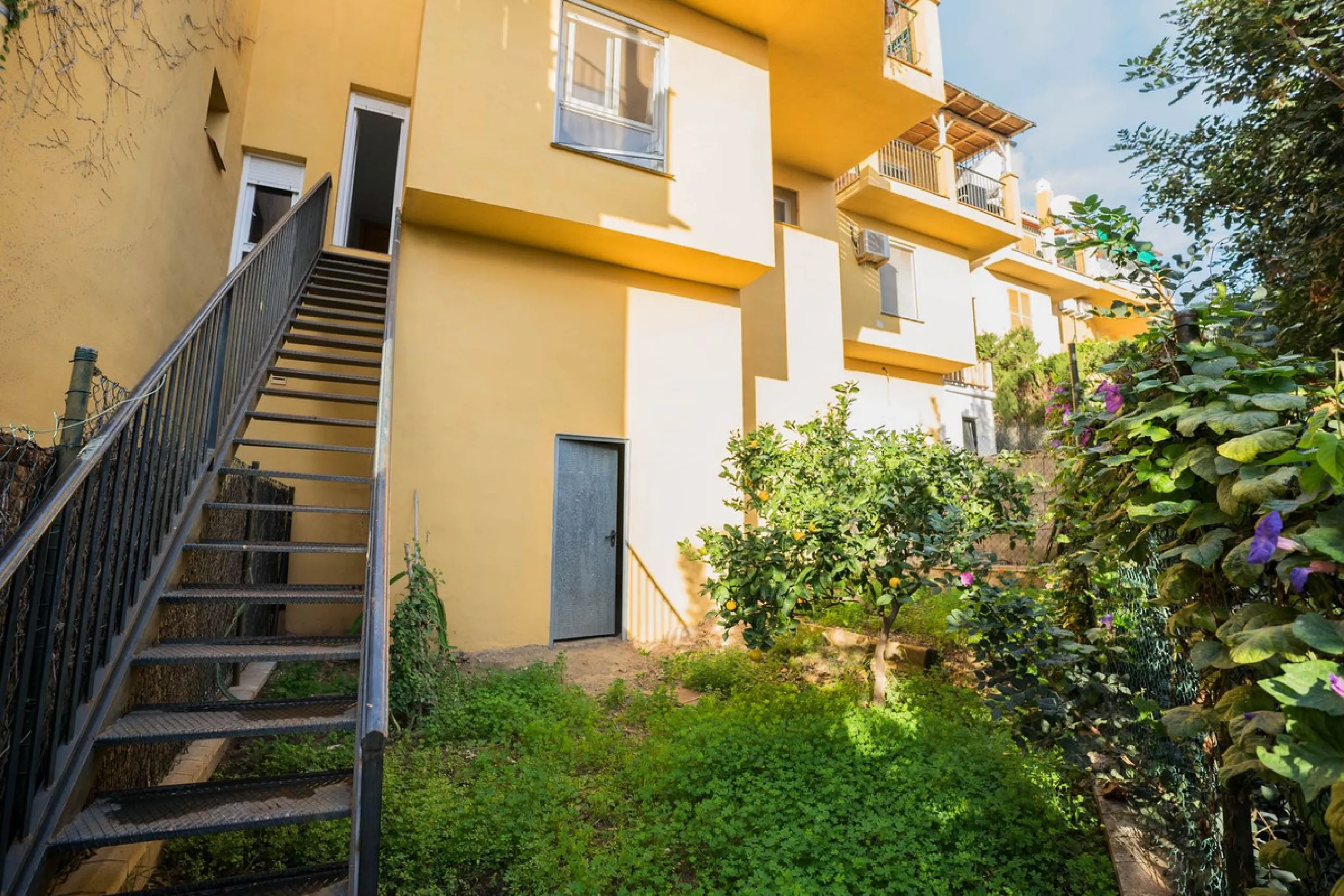 House - Detached Villa в продаже в Fuengirola, Málaga. В доме 3 спален и 3 ванных комнат. Площадь дома 99 м²
