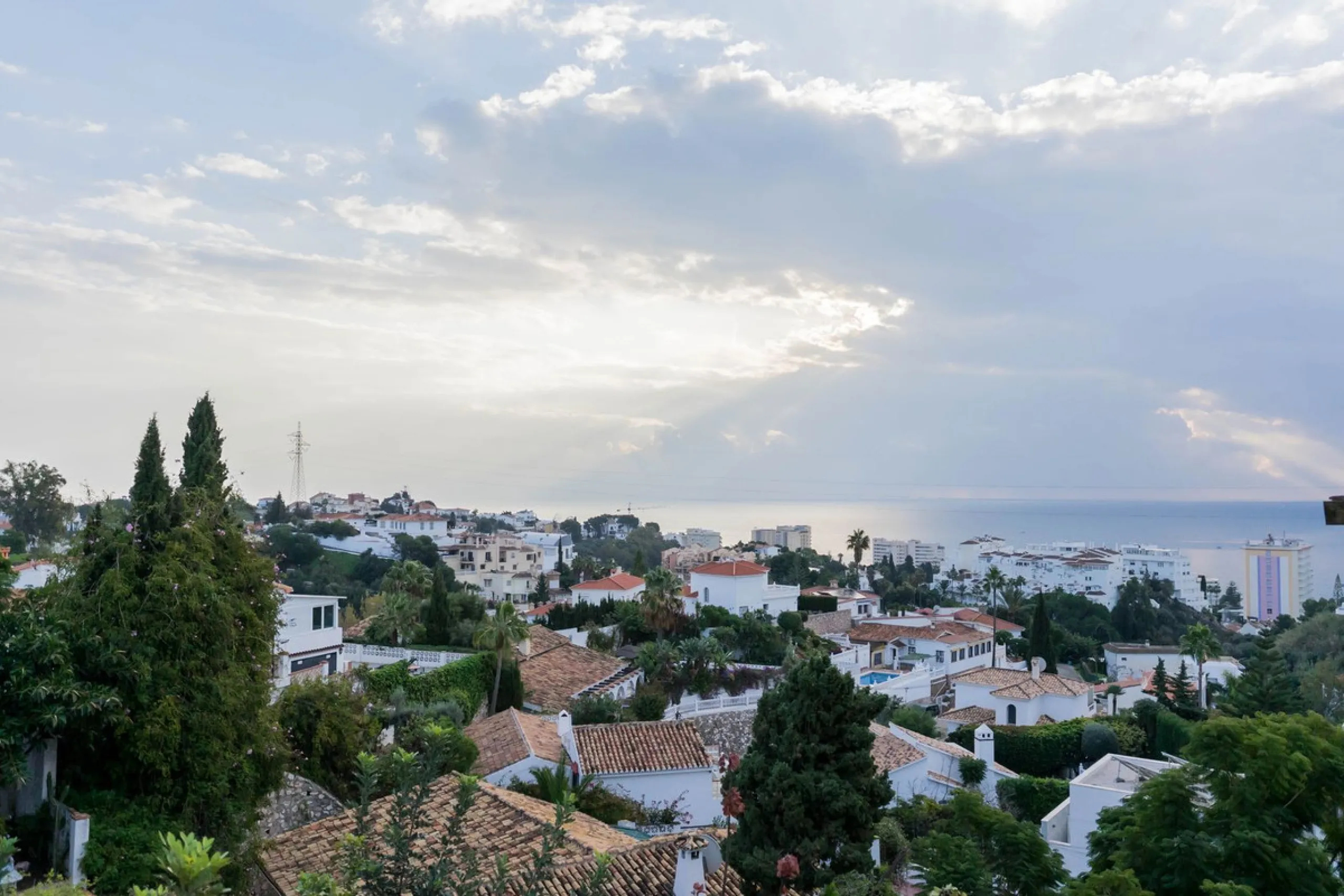 House - Detached Villa в продаже в Fuengirola, Málaga. В доме 3 спален и 3 ванных комнат. Площадь дома 99 м²