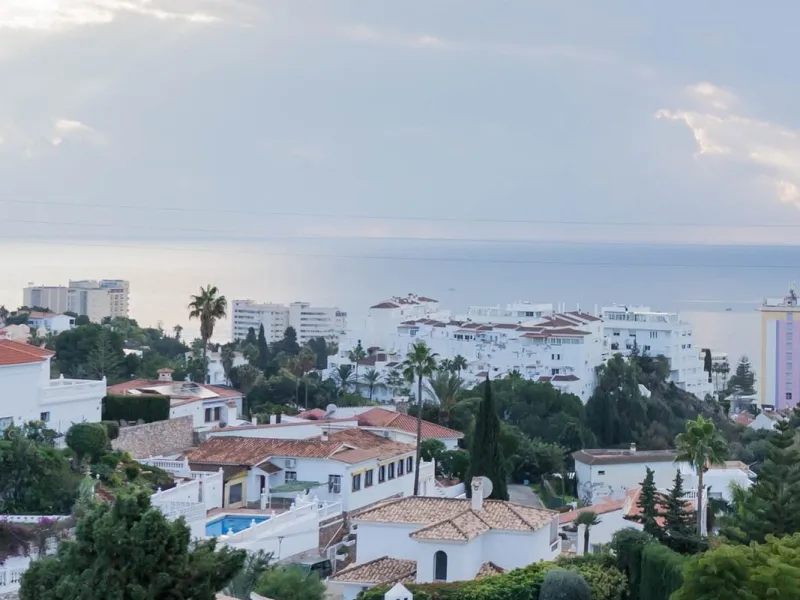 House - Detached Villa в продаже в Fuengirola, Málaga. В доме 3 спален и 3 ванных комнат. Площадь дома 99 м²