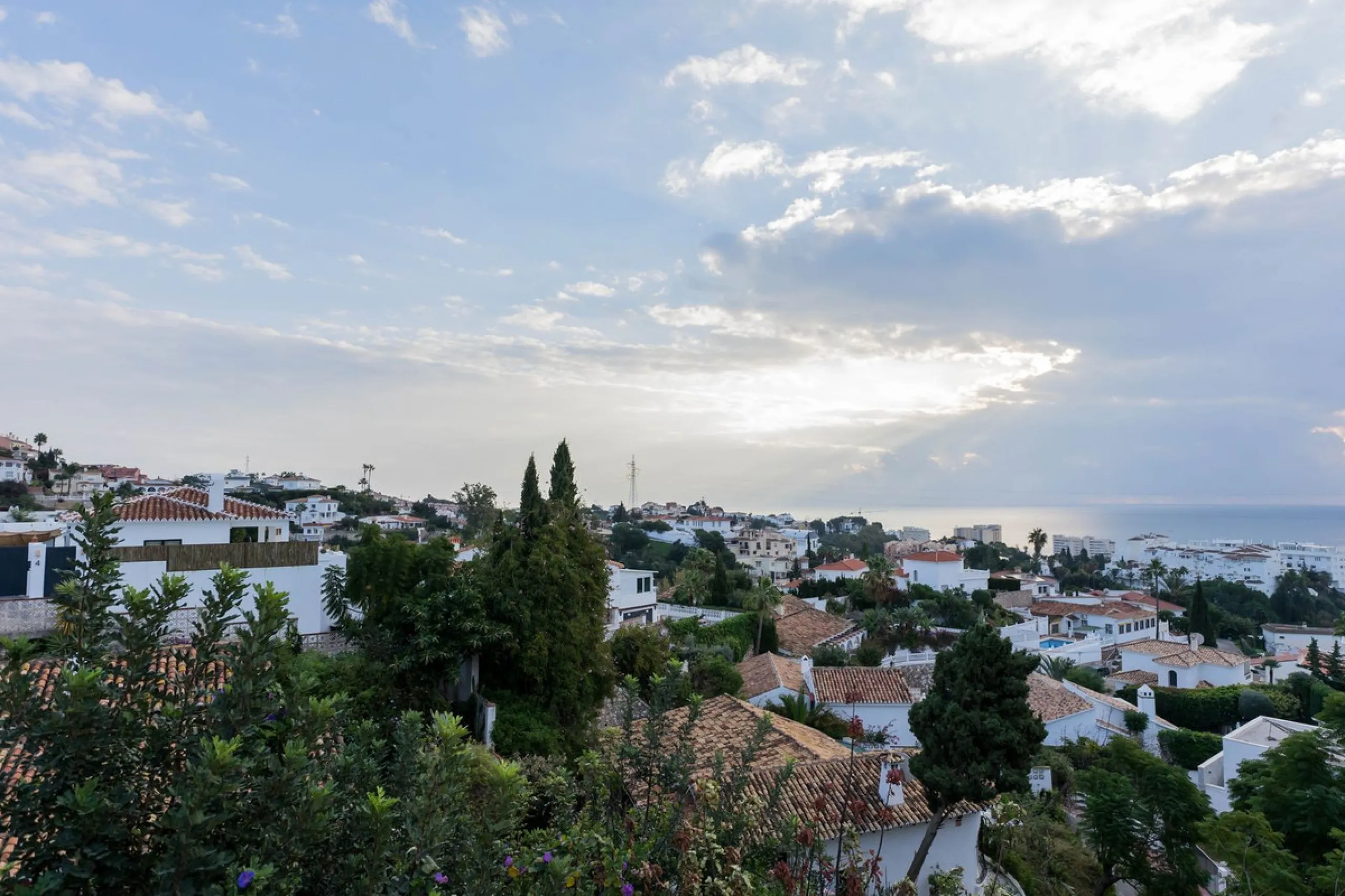 House - Detached Villa в продаже в Fuengirola, Málaga. В доме 3 спален и 3 ванных комнат. Площадь дома 99 м²