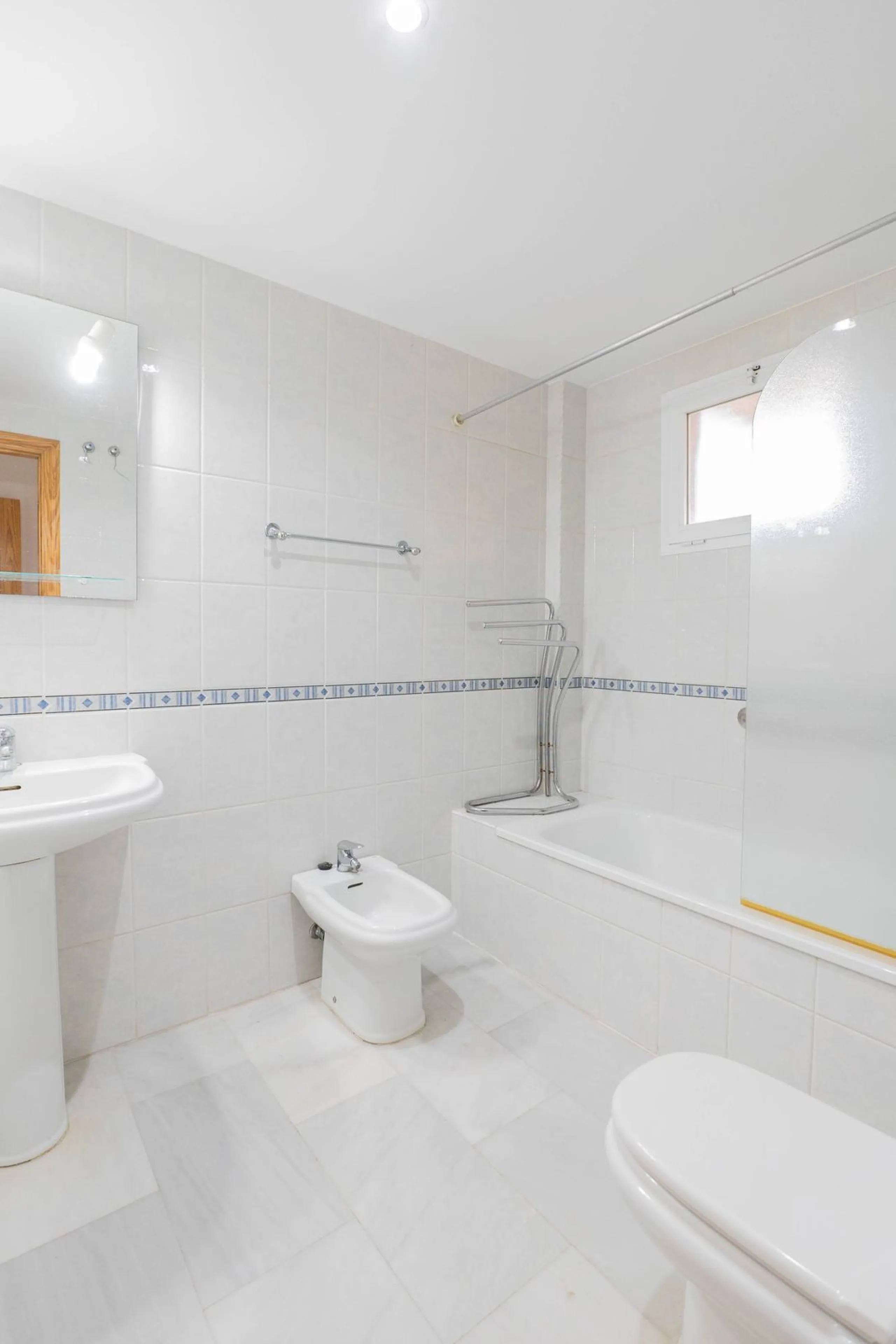 House - Detached Villa в продаже в Fuengirola, Málaga. В доме 3 спален и 3 ванных комнат. Площадь дома 99 м²
