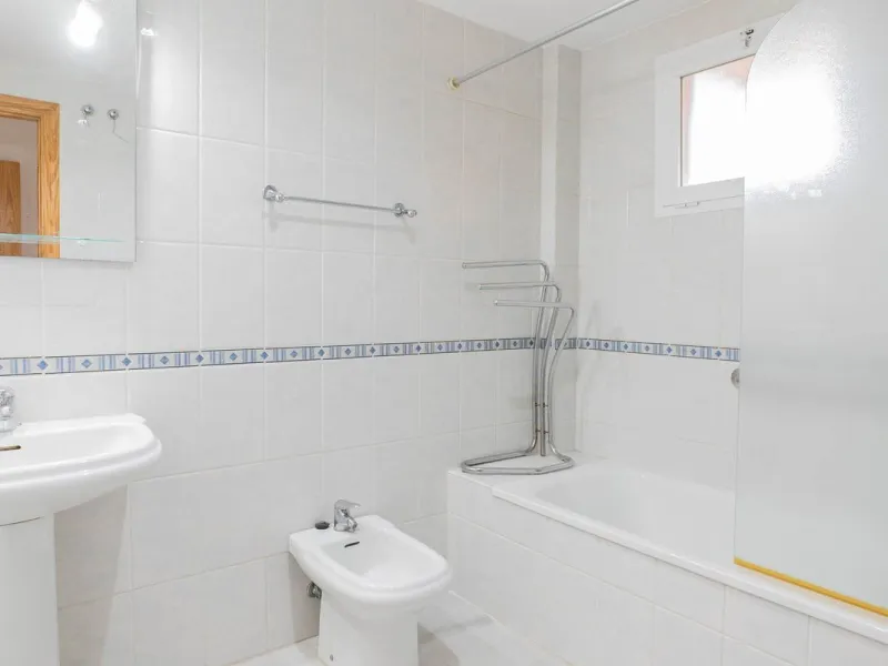 House - Detached Villa в продаже в Fuengirola, Málaga. В доме 3 спален и 3 ванных комнат. Площадь дома 99 м²