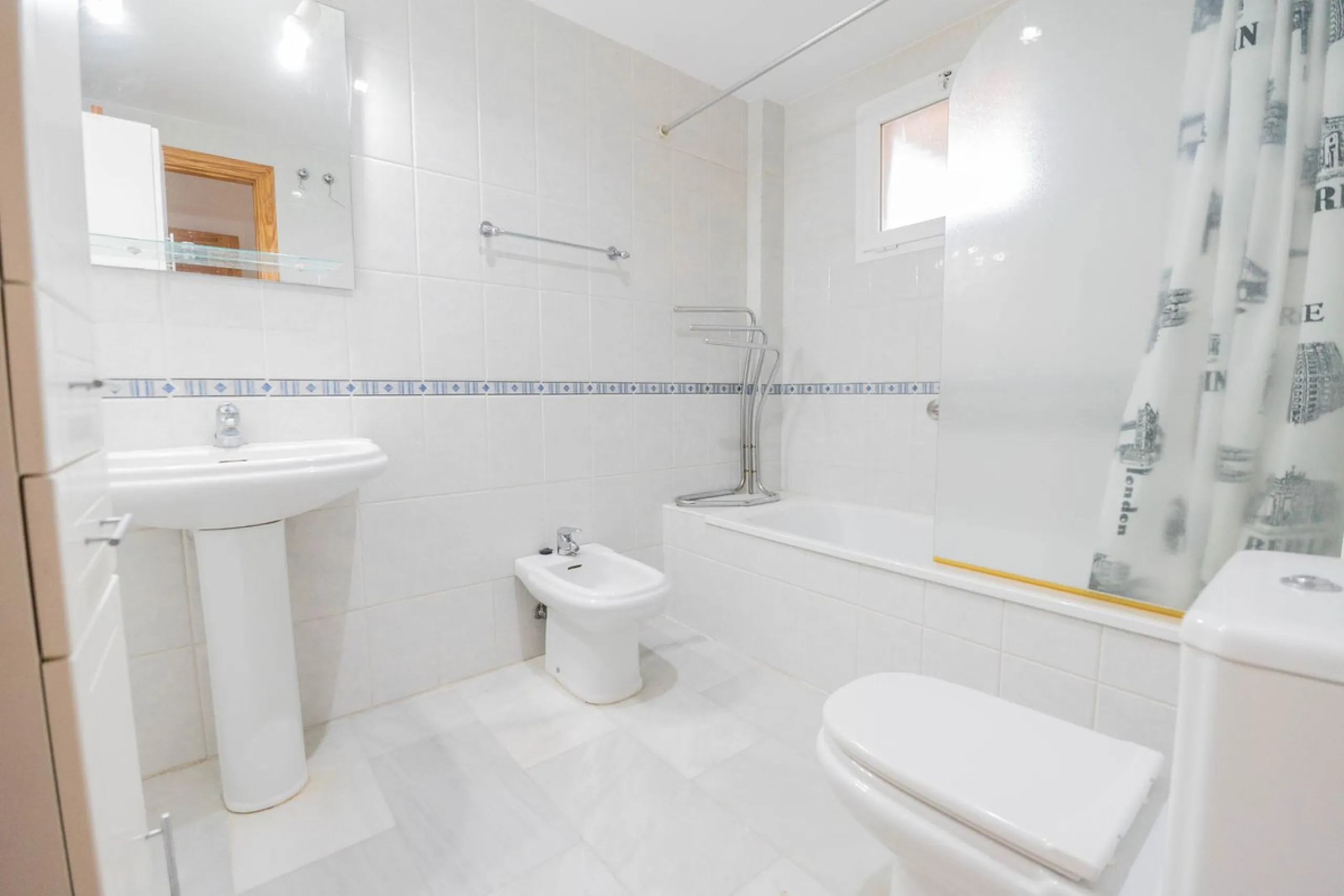 House - Detached Villa в продаже в Fuengirola, Málaga. В доме 3 спален и 3 ванных комнат. Площадь дома 99 м²