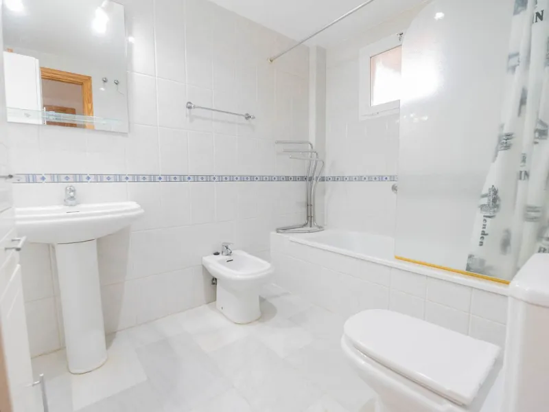 House - Detached Villa в продаже в Fuengirola, Málaga. В доме 3 спален и 3 ванных комнат. Площадь дома 99 м²