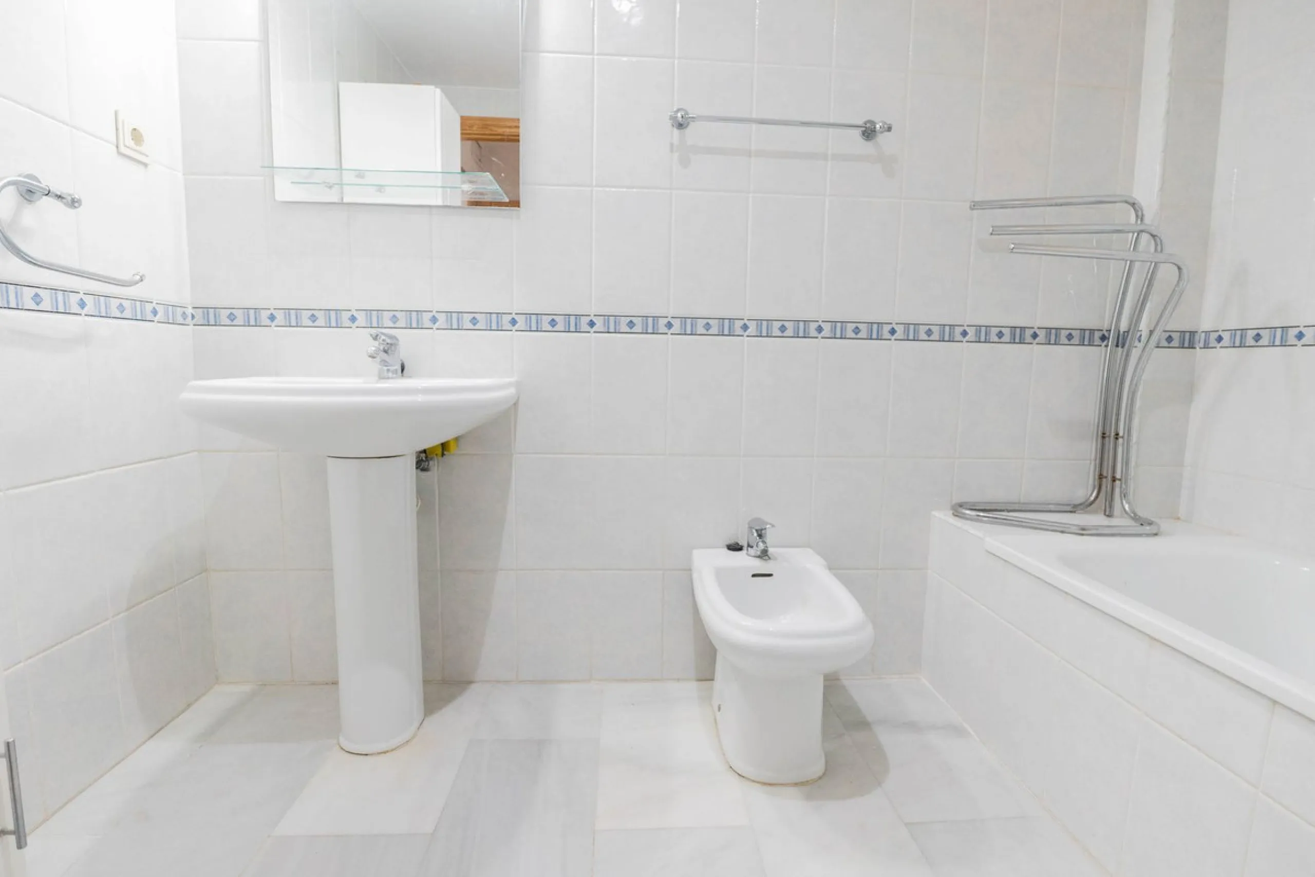 House - Detached Villa в продаже в Fuengirola, Málaga. В доме 3 спален и 3 ванных комнат. Площадь дома 99 м²
