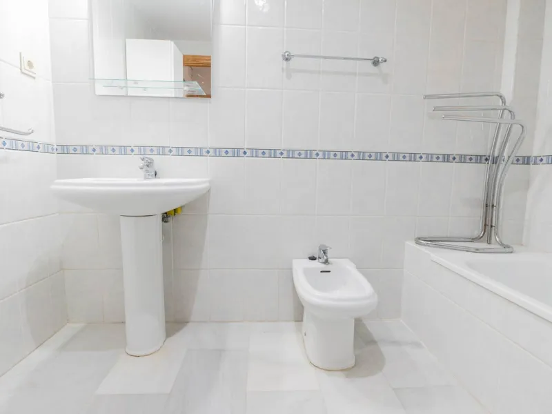 House - Detached Villa в продаже в Fuengirola, Málaga. В доме 3 спален и 3 ванных комнат. Площадь дома 99 м²