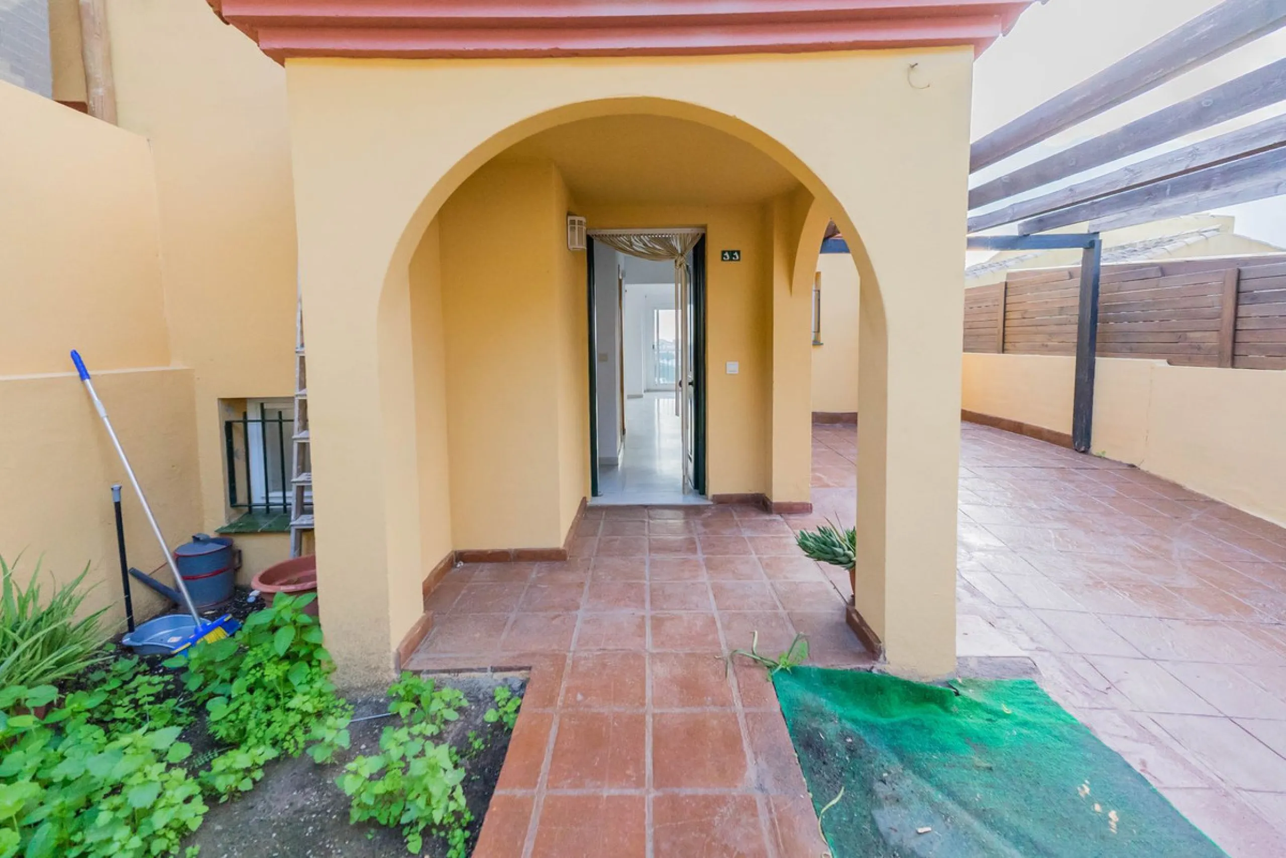 House - Detached Villa в продаже в Fuengirola, Málaga. В доме 3 спален и 3 ванных комнат. Площадь дома 99 м²