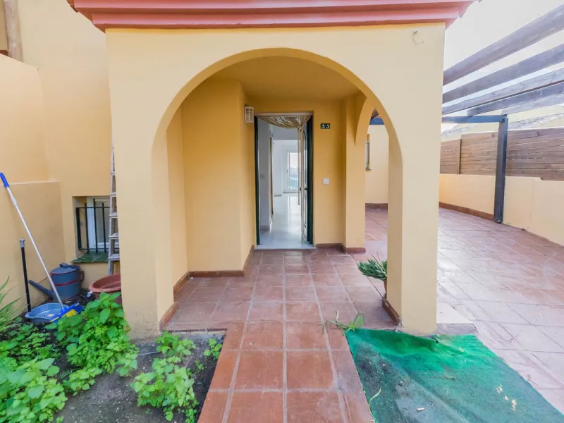 House - Detached Villa в продаже в Fuengirola, Málaga. В доме 3 спален и 3 ванных комнат. Площадь дома 99 м²