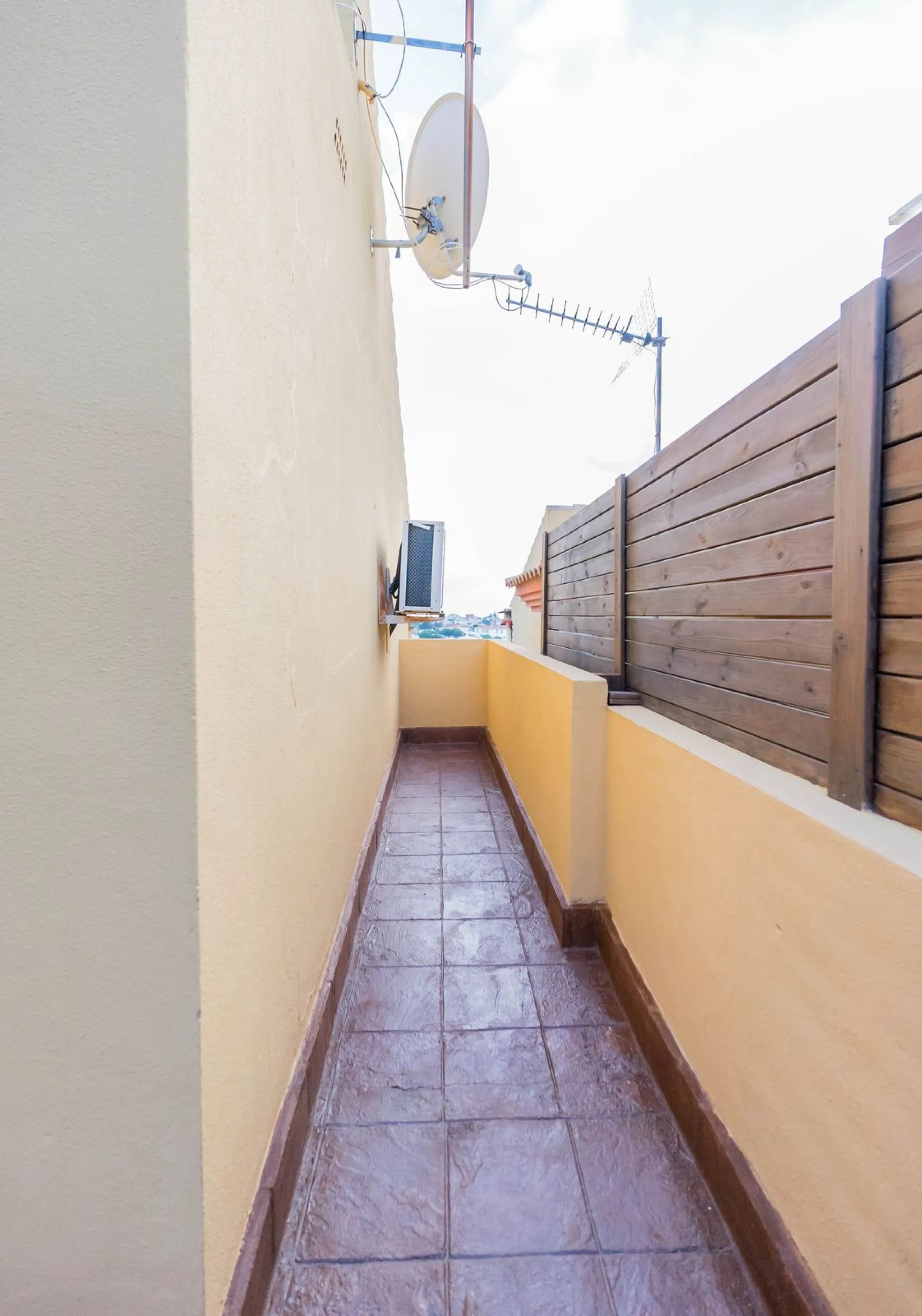 House - Detached Villa в продаже в Fuengirola, Málaga. В доме 3 спален и 3 ванных комнат. Площадь дома 99 м²