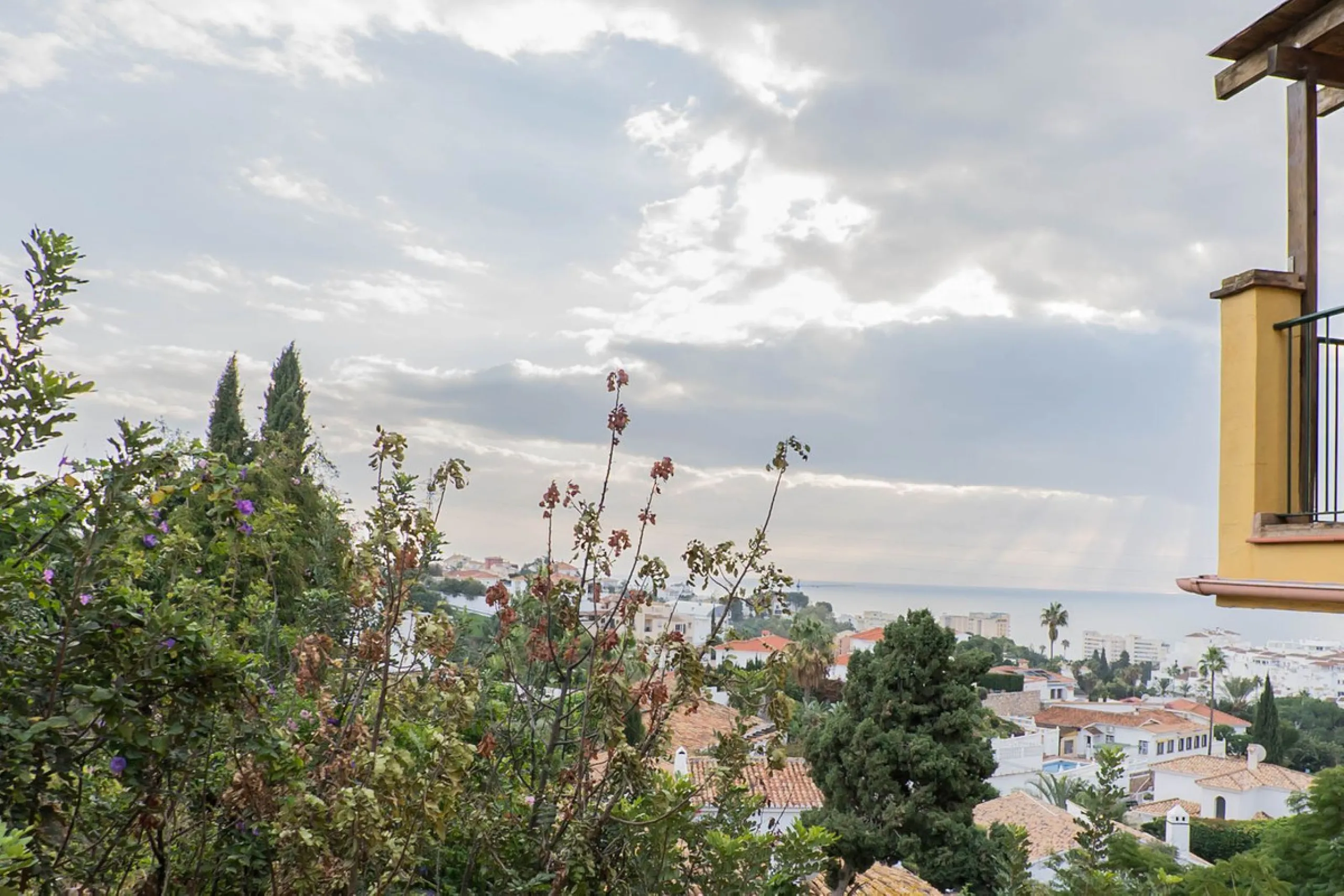House - Detached Villa в продаже в Fuengirola, Málaga. В доме 3 спален и 3 ванных комнат. Площадь дома 99 м²