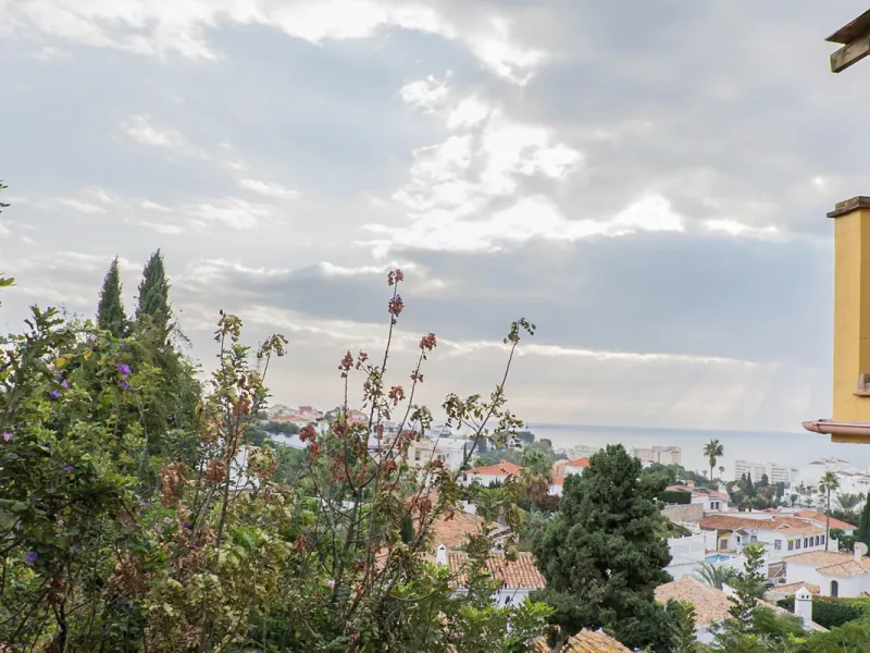 House - Detached Villa в продаже в Fuengirola, Málaga. В доме 3 спален и 3 ванных комнат. Площадь дома 99 м²