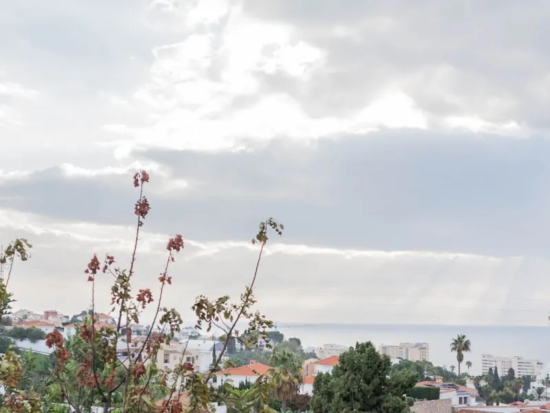 House - Detached Villa в продаже в Fuengirola, Málaga. В доме 3 спален и 3 ванных комнат. Площадь дома 99 м²