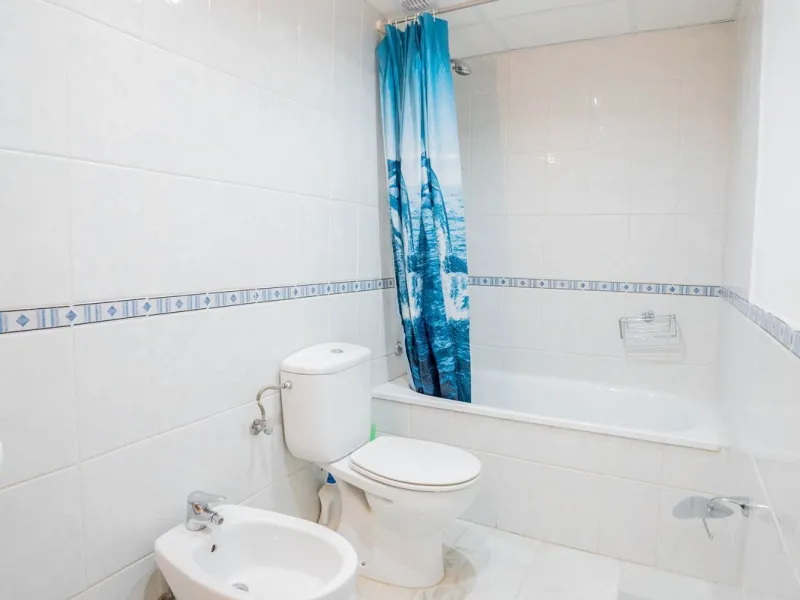House - Detached Villa в продаже в Fuengirola, Málaga. В доме 3 спален и 3 ванных комнат. Площадь дома 99 м²