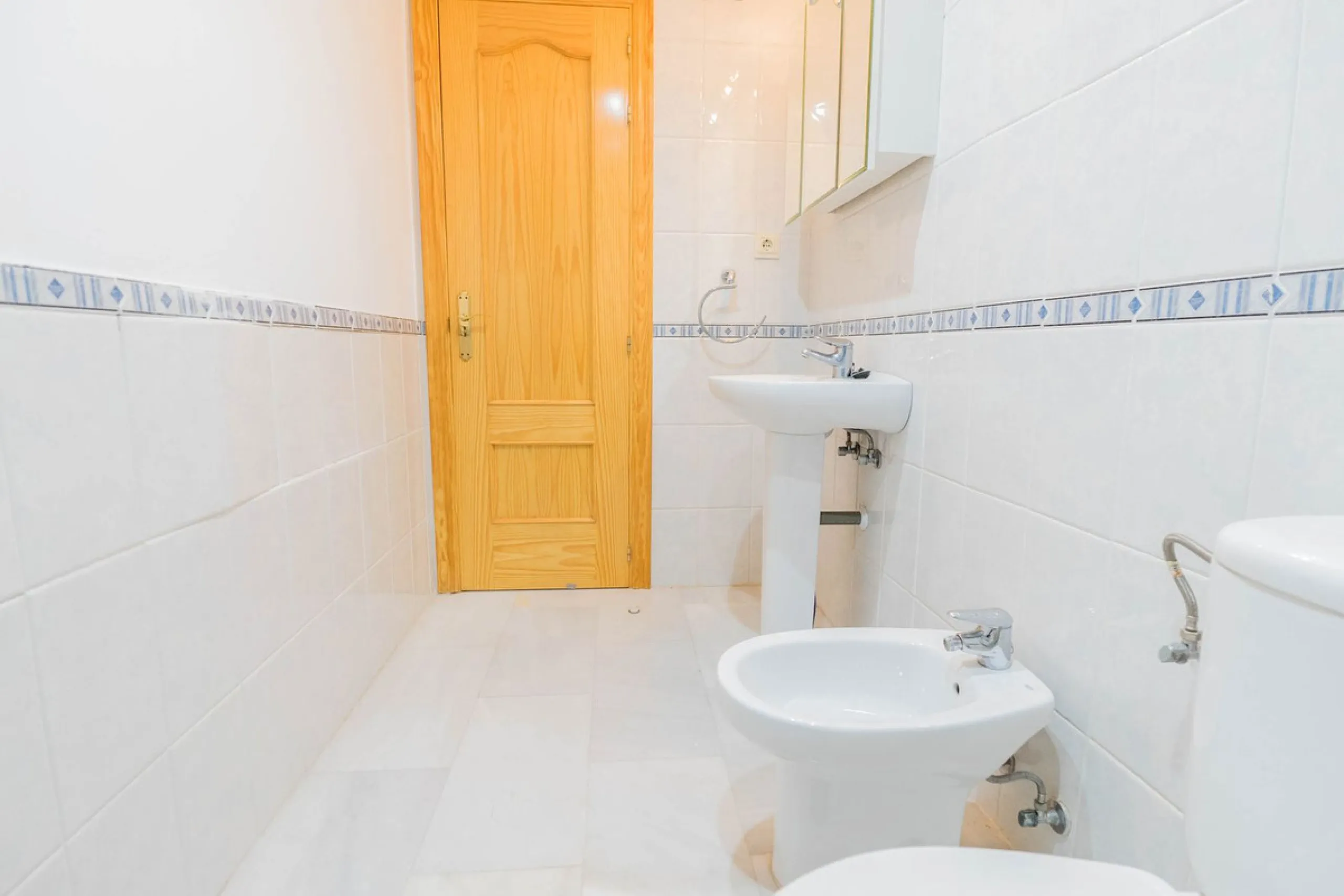 House - Detached Villa в продаже в Fuengirola, Málaga. В доме 3 спален и 3 ванных комнат. Площадь дома 99 м²
