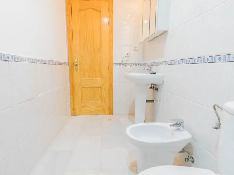 House - Detached Villa в продаже в Fuengirola, Málaga. В доме 3 спален и 3 ванных комнат. Площадь дома 99 м²