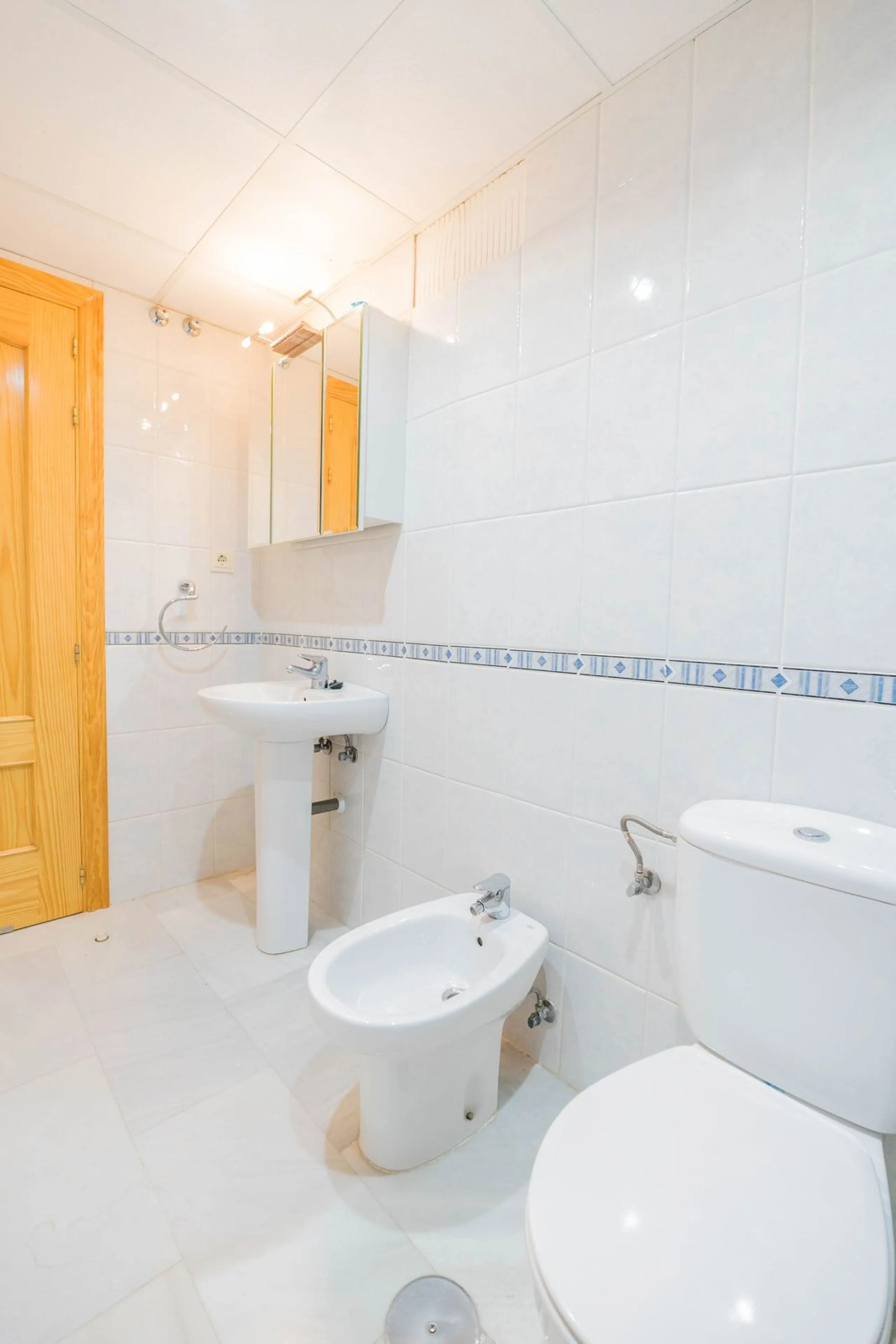 House - Detached Villa в продаже в Fuengirola, Málaga. В доме 3 спален и 3 ванных комнат. Площадь дома 99 м²