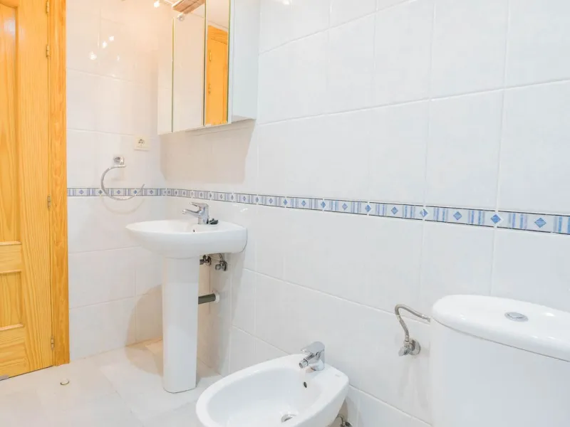 House - Detached Villa в продаже в Fuengirola, Málaga. В доме 3 спален и 3 ванных комнат. Площадь дома 99 м²