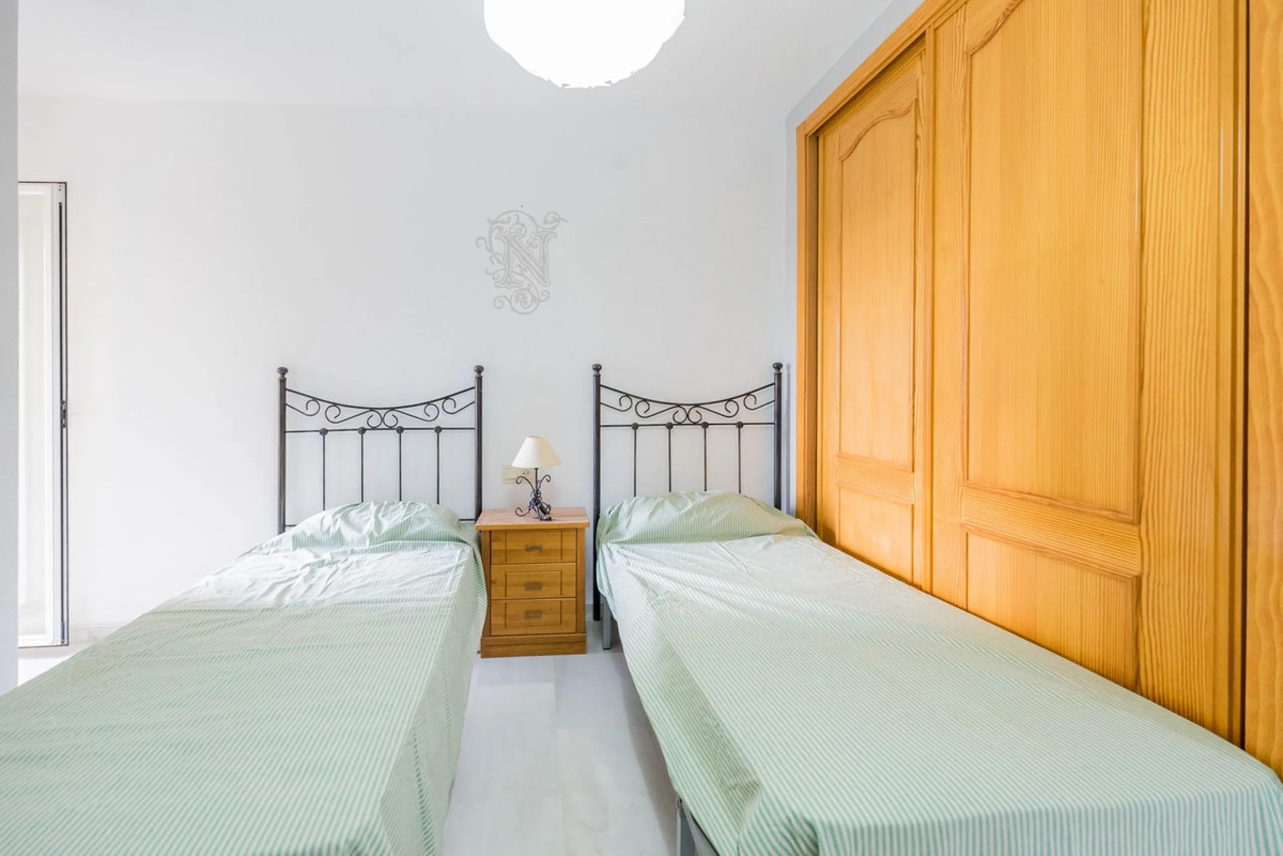 House - Detached Villa в продаже в Fuengirola, Málaga. В доме 3 спален и 3 ванных комнат. Площадь дома 99 м²