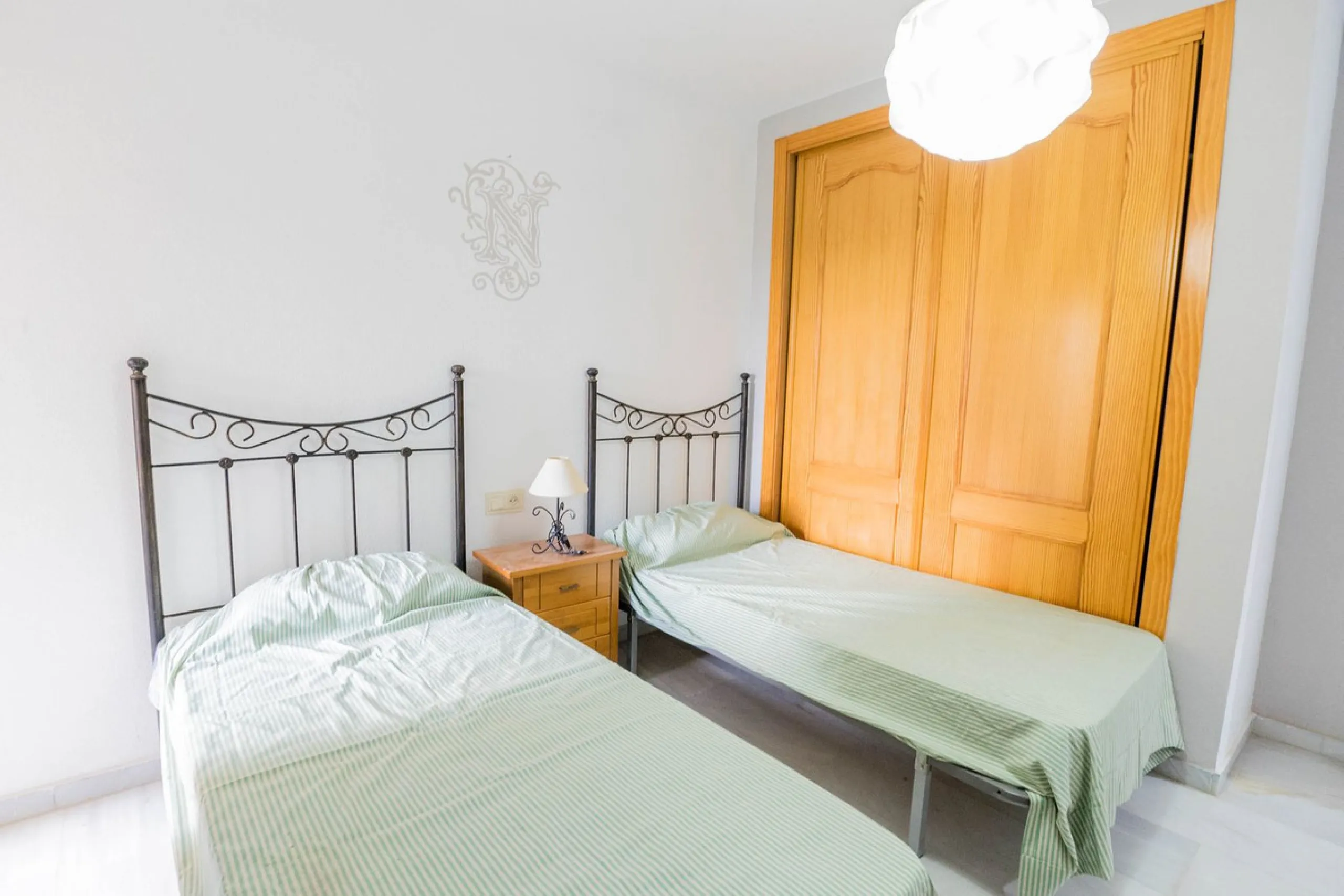 House - Detached Villa в продаже в Fuengirola, Málaga. В доме 3 спален и 3 ванных комнат. Площадь дома 99 м²