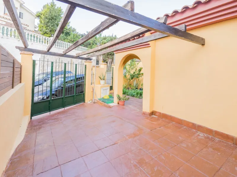 House - Detached Villa в продаже в Fuengirola, Málaga. В доме 3 спален и 3 ванных комнат. Площадь дома 99 м²