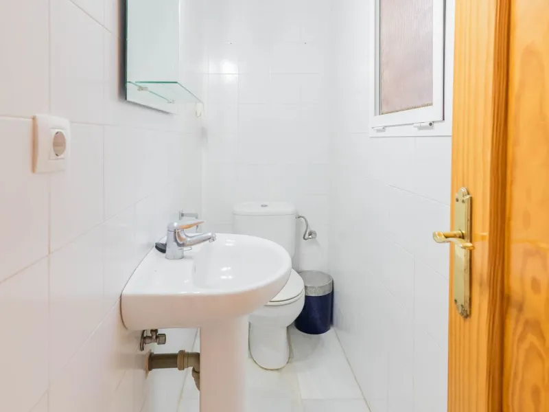 House - Detached Villa в продаже в Fuengirola, Málaga. В доме 3 спален и 3 ванных комнат. Площадь дома 99 м²