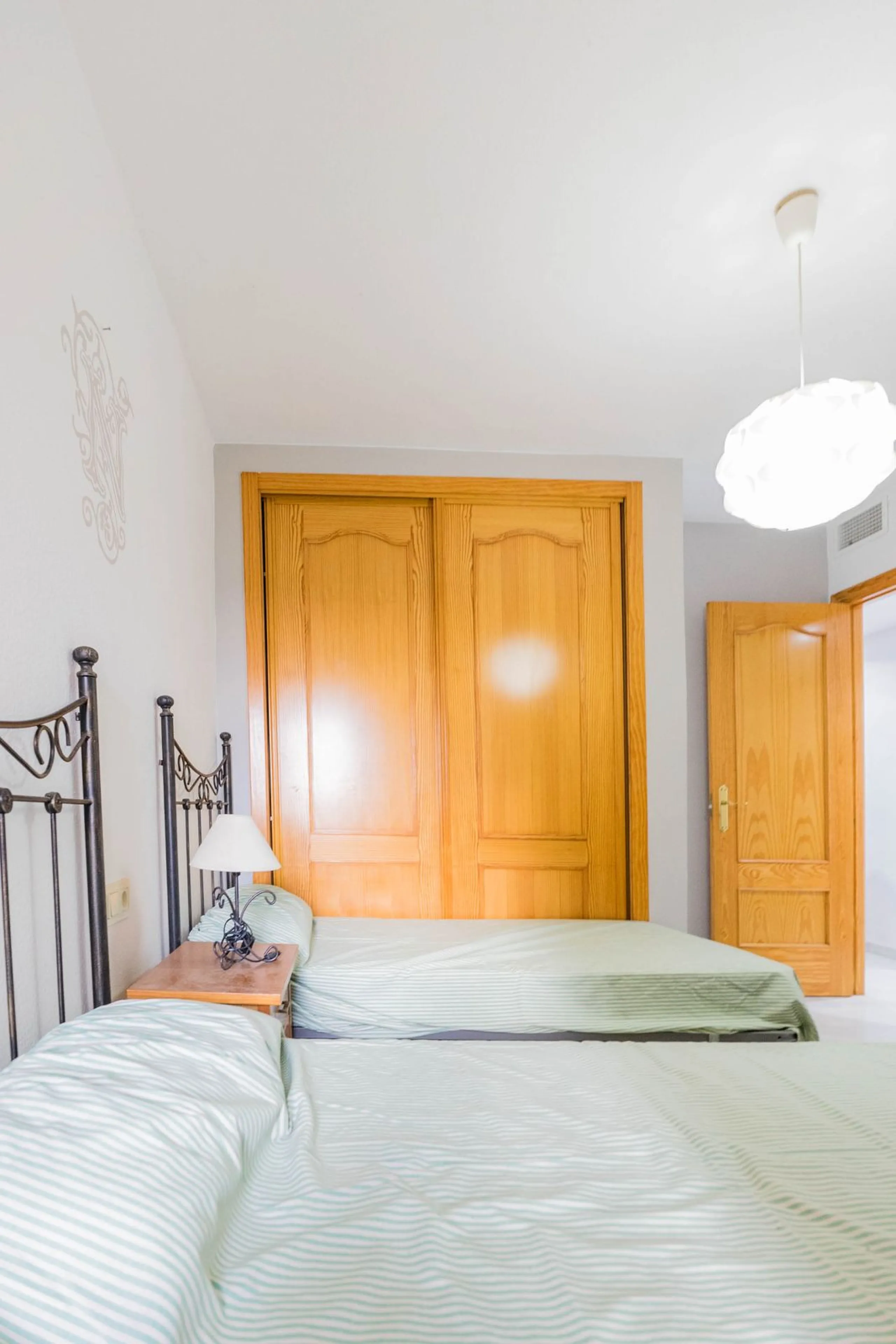 House - Detached Villa в продаже в Fuengirola, Málaga. В доме 3 спален и 3 ванных комнат. Площадь дома 99 м²