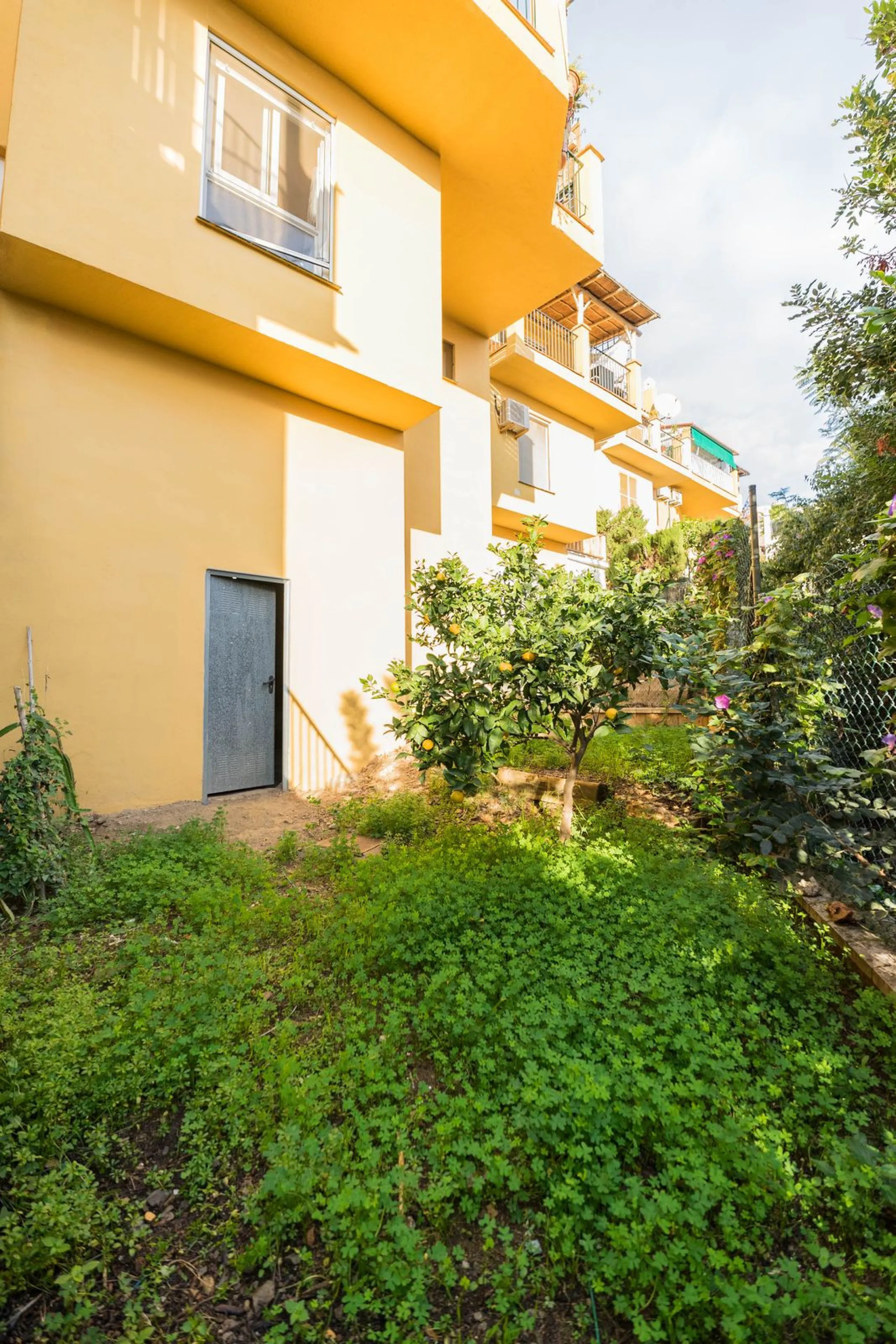 House - Detached Villa в продаже в Fuengirola, Málaga. В доме 3 спален и 3 ванных комнат. Площадь дома 99 м²