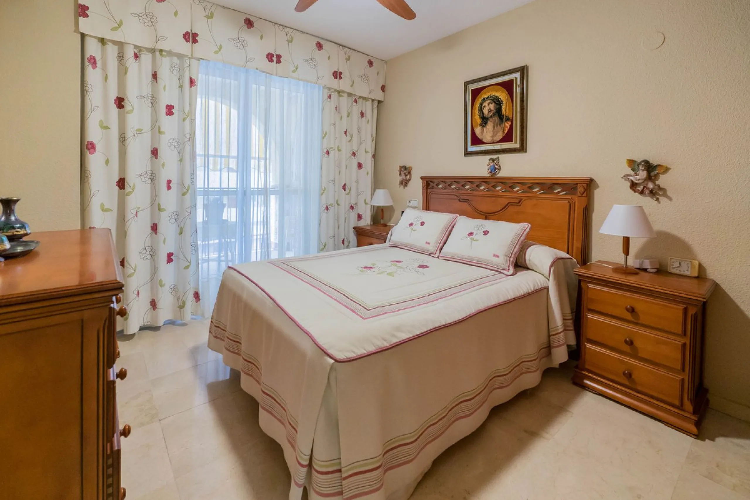 Apartment - Middle Floor Apartment в продаже в Fuengirola, Málaga. В доме 3 спален и 2 ванных комнат. Площадь дома 92 м²