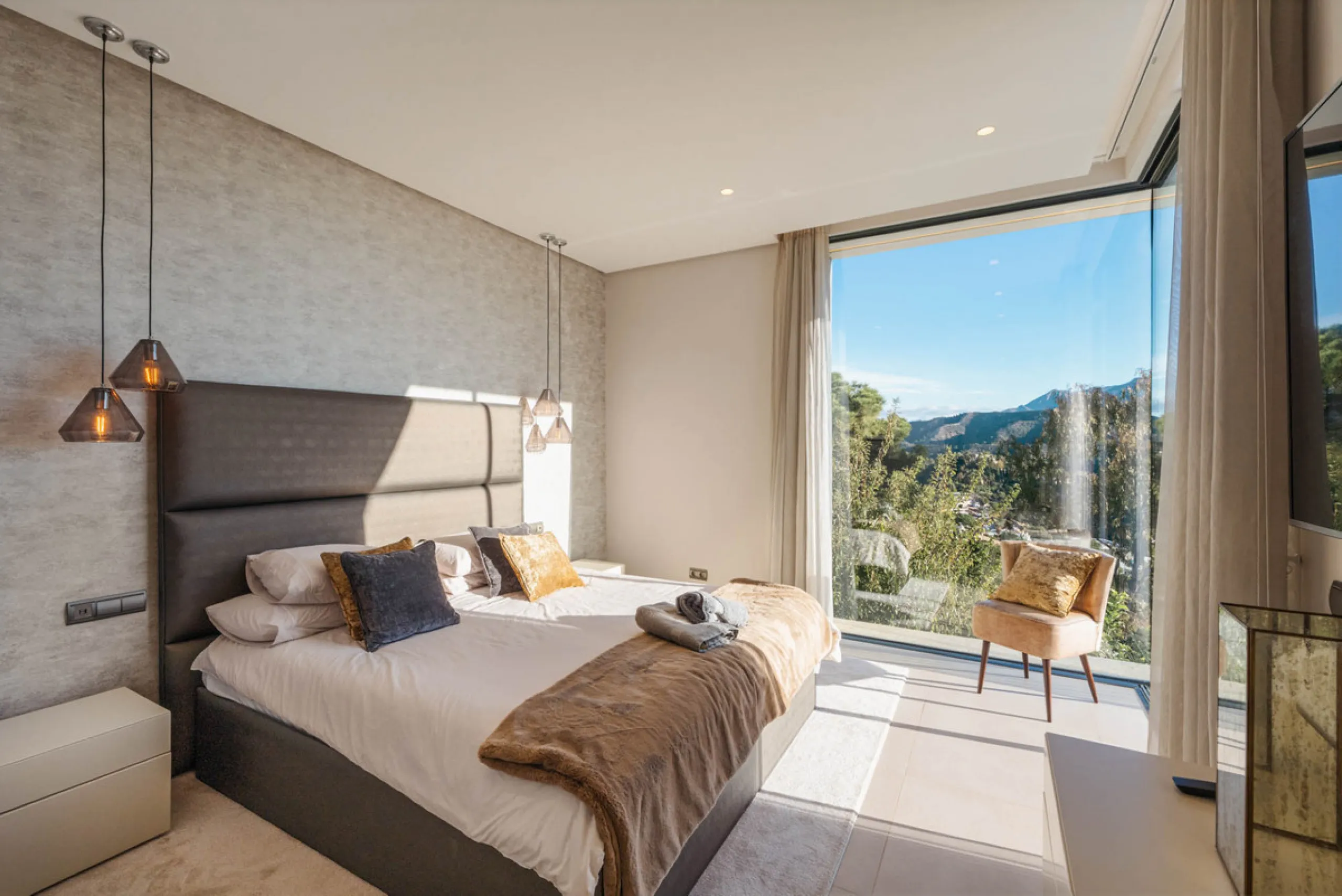 Designed by a distinguished architect, this villa is spread over two levels with an impressive built area. It features five luxurious bedrooms, each with its ensuite bathroom, an additional guest toilet, and a guest apartment that matches the main villa's