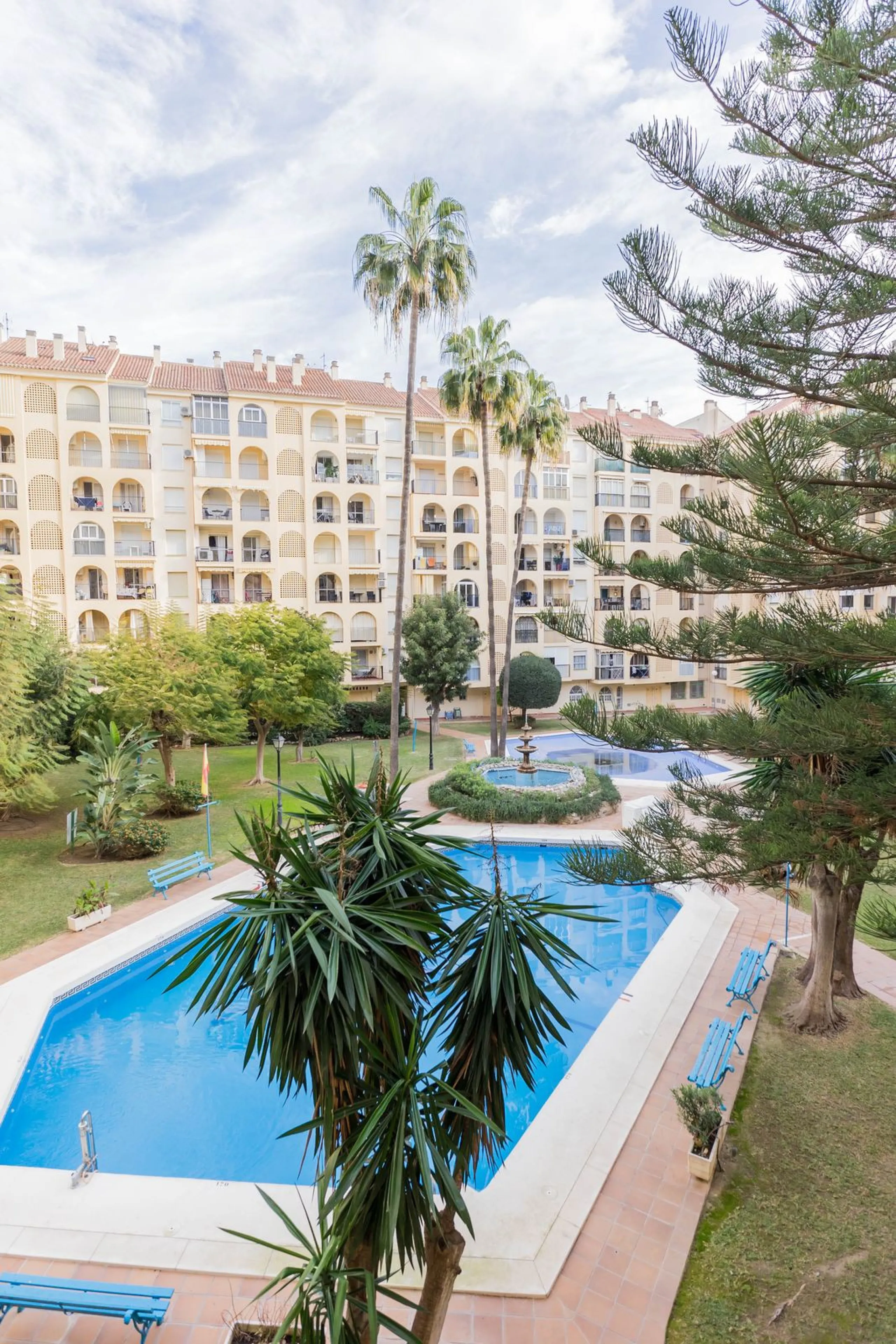 Apartment - Middle Floor Apartment в продаже в Fuengirola, Málaga. В доме 3 спален и 2 ванных комнат. Площадь дома 92 м²