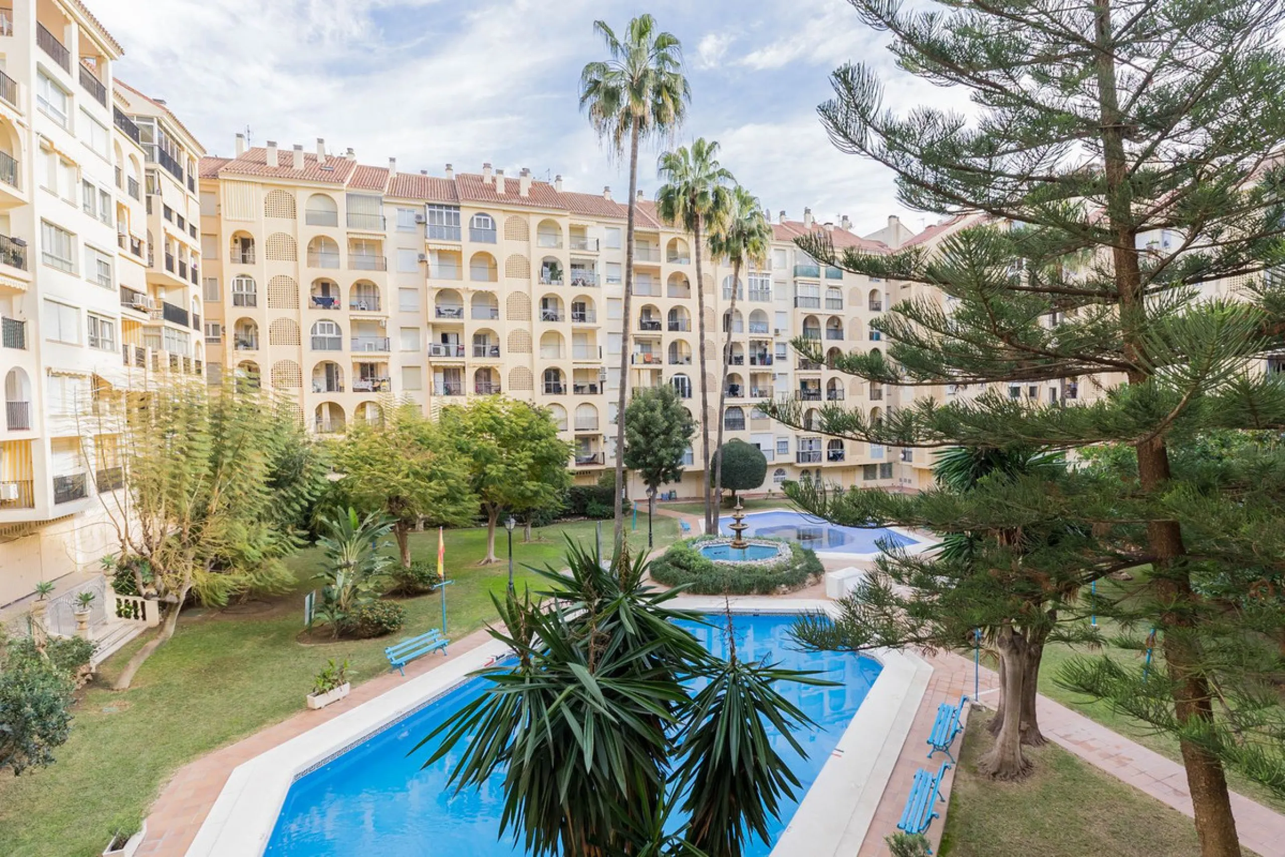 Apartment - Middle Floor Apartment в продаже в Fuengirola, Málaga. В доме 3 спален и 2 ванных комнат. Площадь дома 92 м²