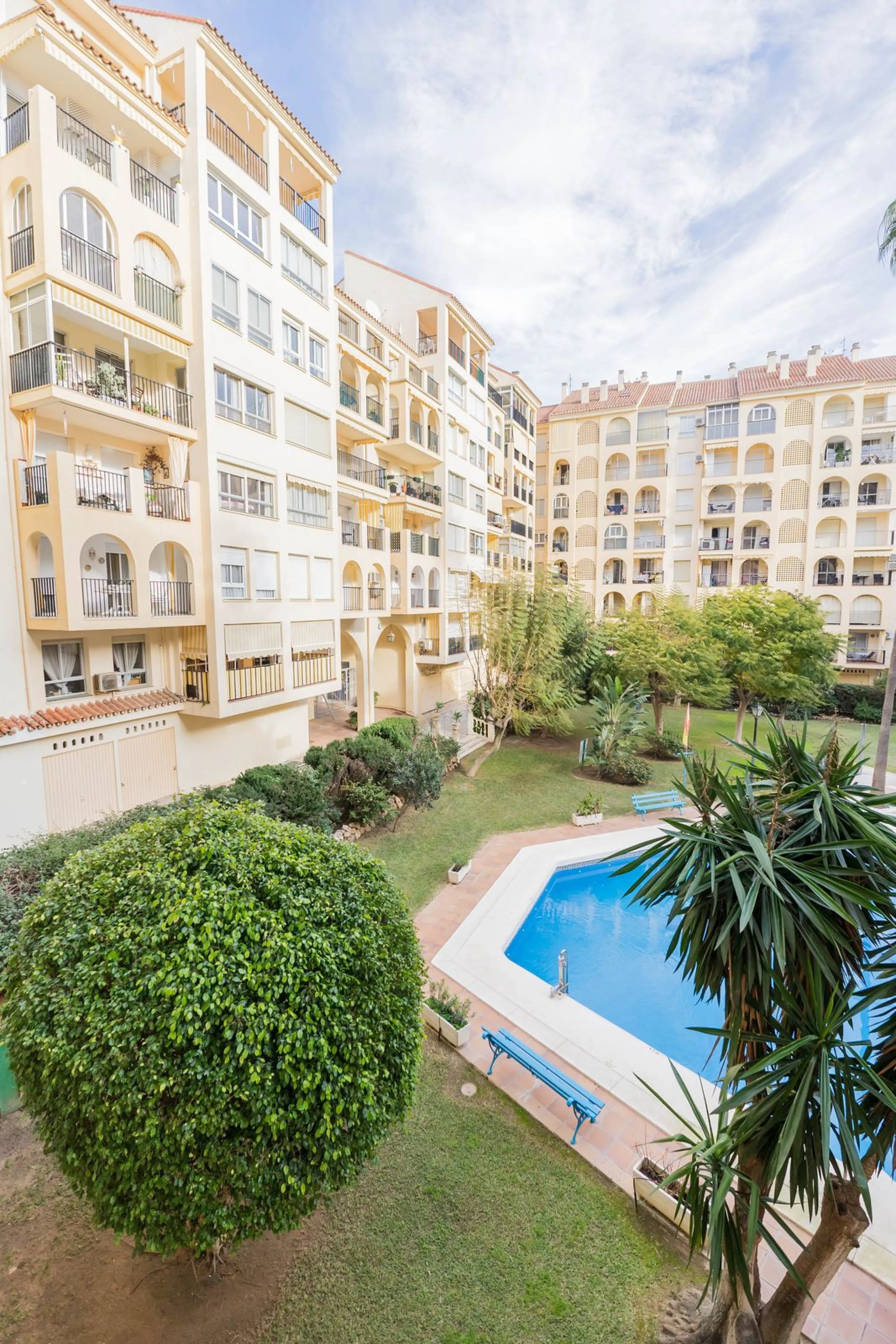 Apartment - Middle Floor Apartment в продаже в Fuengirola, Málaga. В доме 3 спален и 2 ванных комнат. Площадь дома 92 м²