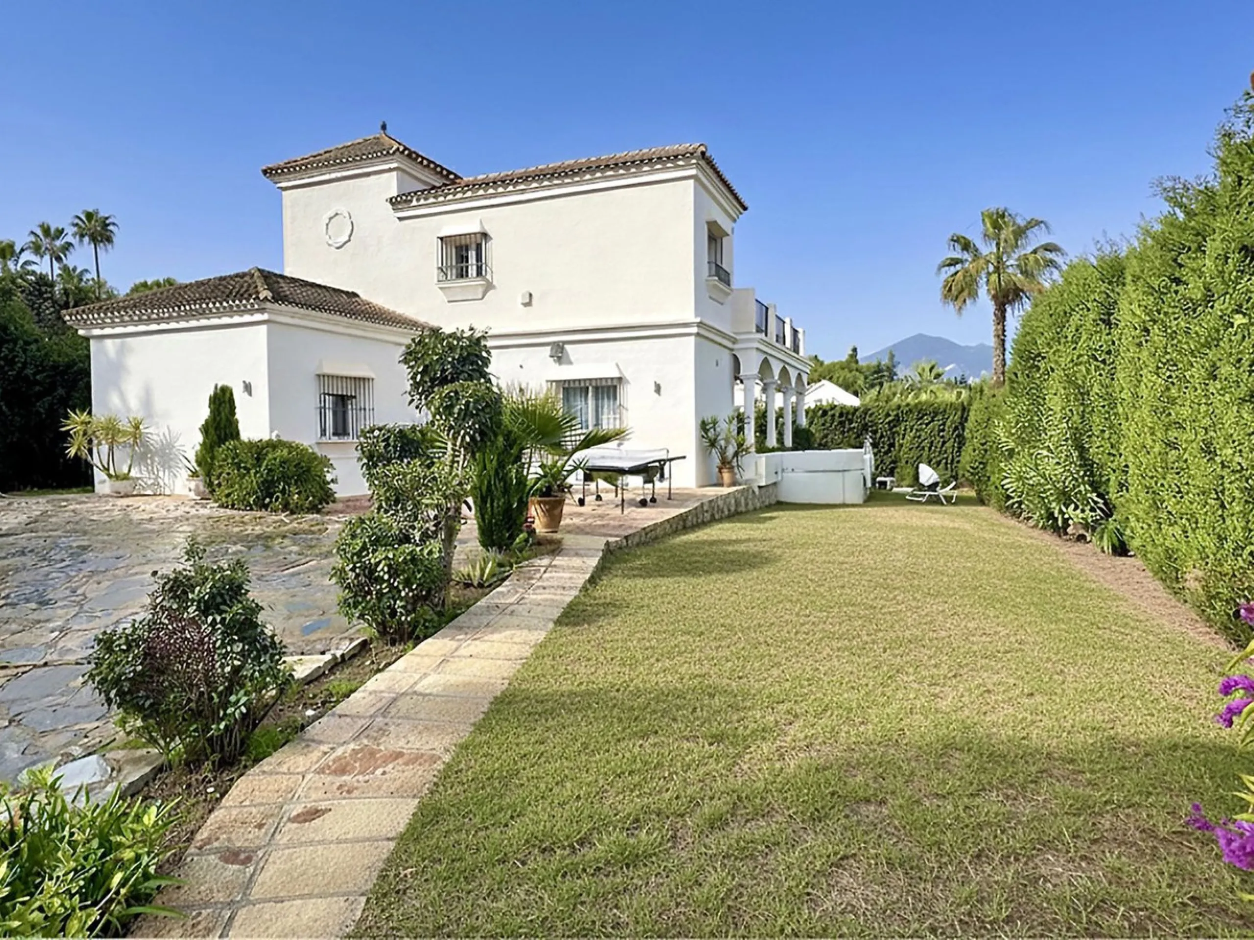 BEST BUY ALERT (Massively Reduced) Luxury 5 Bed villa in prime Nueva Andalucía location. Now at €1,695,000 (from €1,880,000).