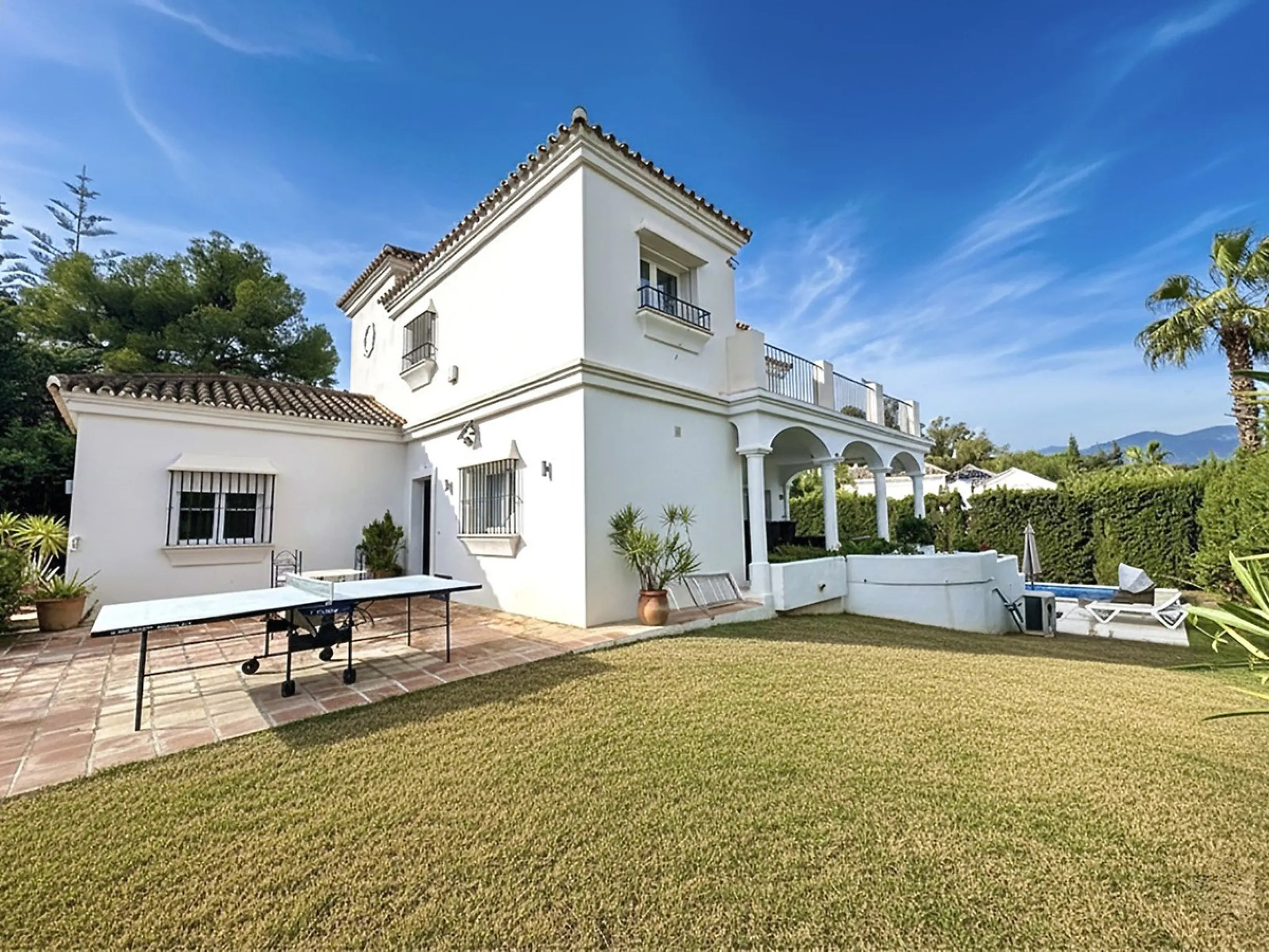 BEST BUY ALERT (Massively Reduced) Luxury 5 Bed villa in prime Nueva Andalucía location. Now at €1,695,000 (from €1,880,000).