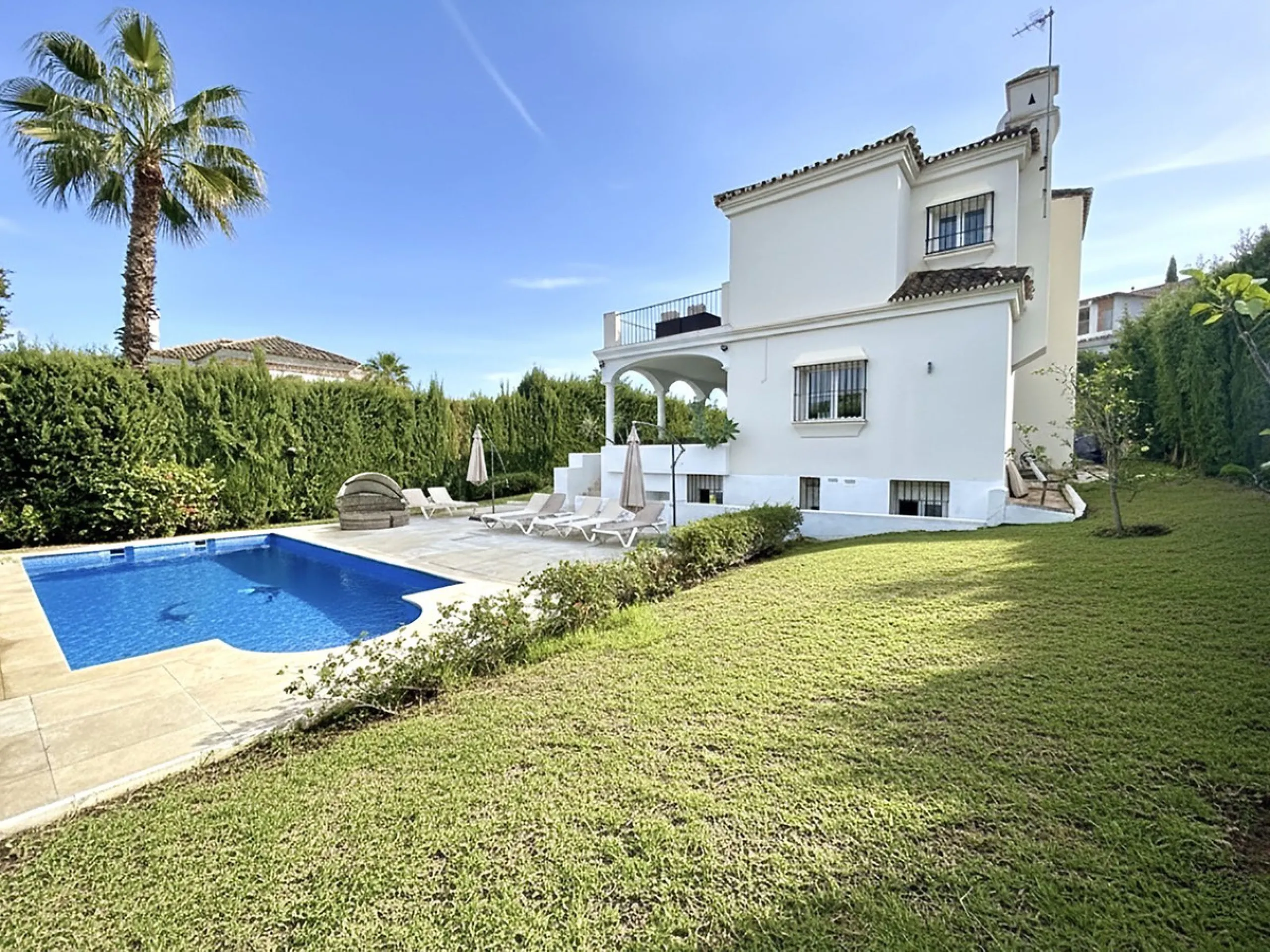 BEST BUY ALERT (Massively Reduced) Luxury 5 Bed villa in prime Nueva Andalucía location. Now at €1,695,000 (from €1,880,000).