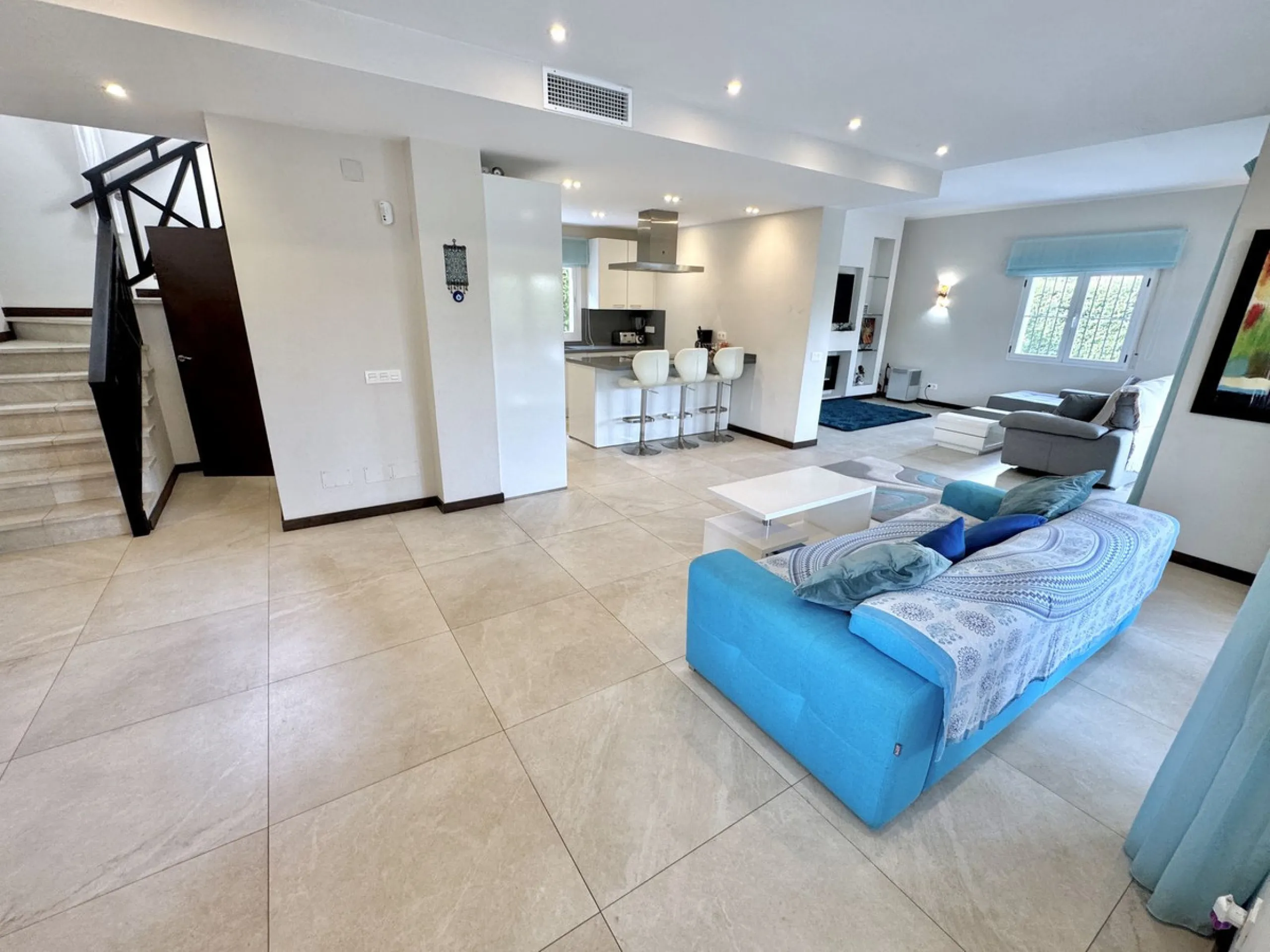 BEST BUY ALERT (Massively Reduced) Luxury 5 Bed villa in prime Nueva Andalucía location. Now at €1,695,000 (from €1,880,000).