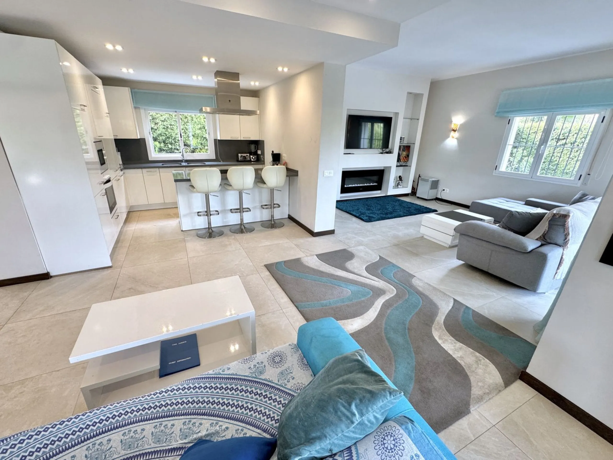 BEST BUY ALERT (Massively Reduced) Luxury 5 Bed villa in prime Nueva Andalucía location. Now at €1,695,000 (from €1,880,000).