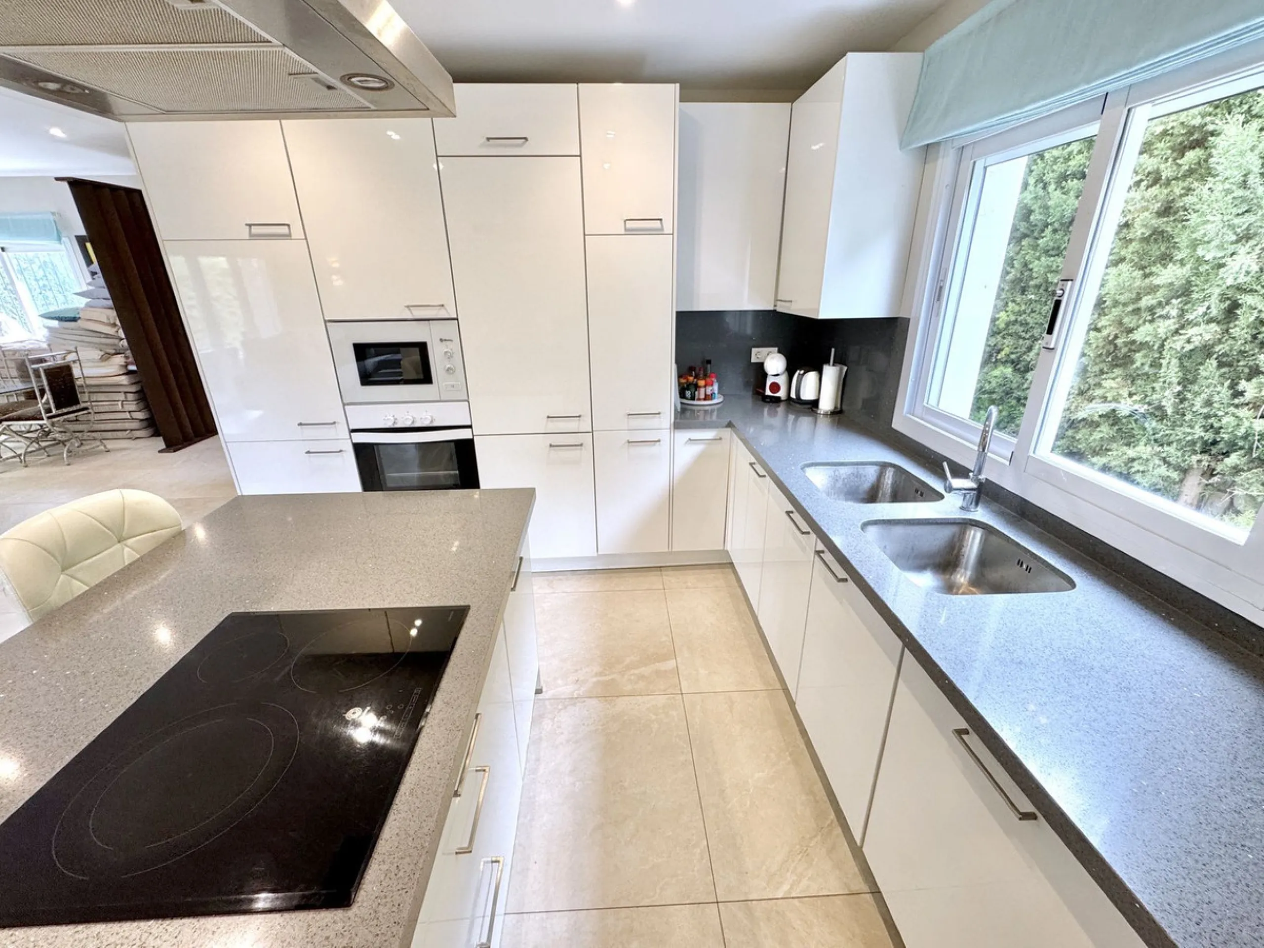 BEST BUY ALERT (Massively Reduced) Luxury 5 Bed villa in prime Nueva Andalucía location. Now at €1,695,000 (from €1,880,000).