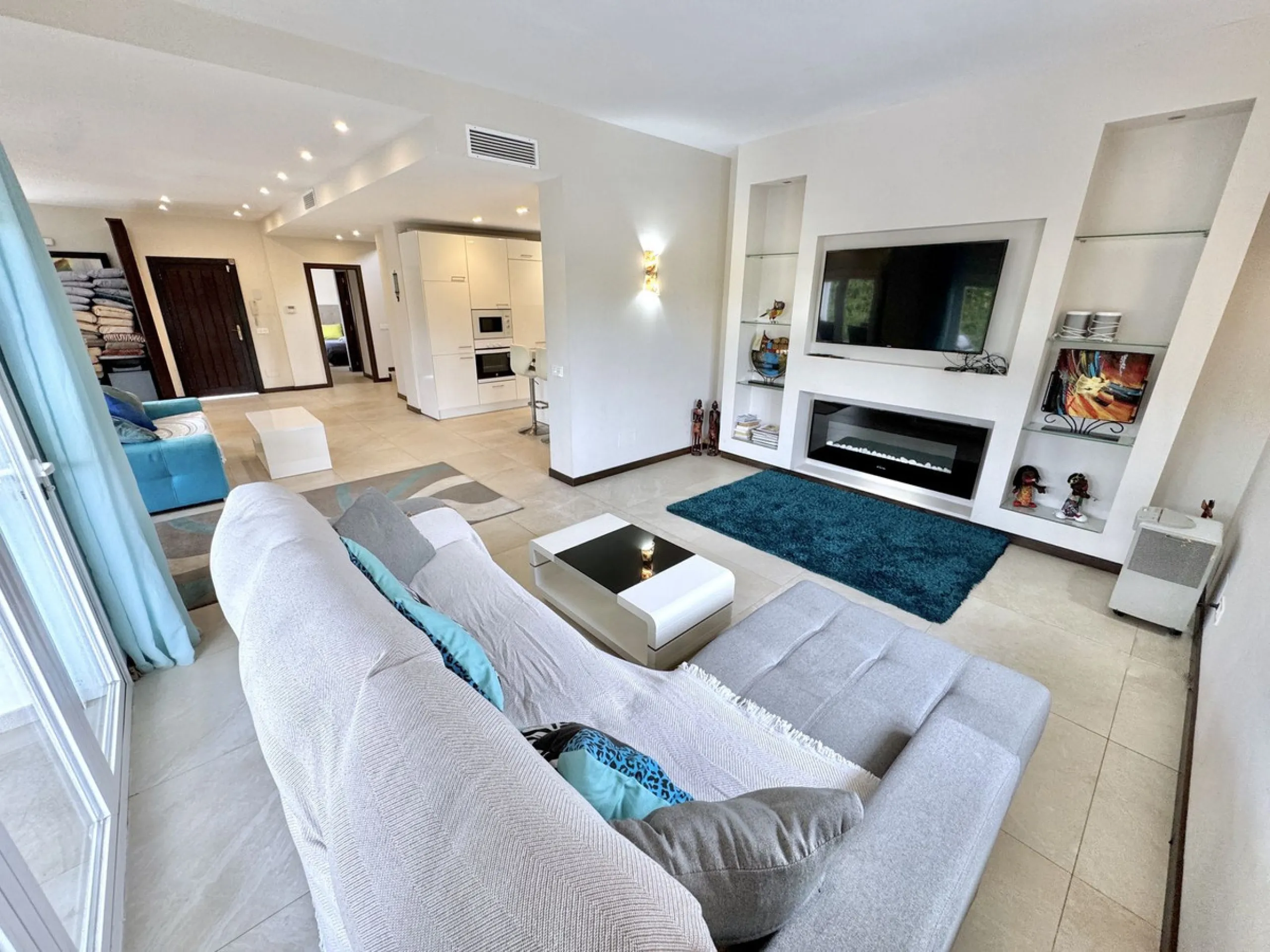 BEST BUY ALERT (Massively Reduced) Luxury 5 Bed villa in prime Nueva Andalucía location. Now at €1,695,000 (from €1,880,000).